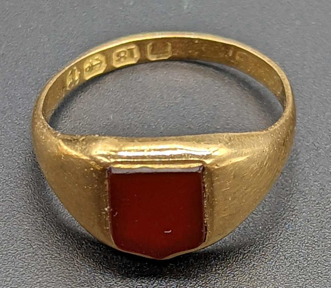 An 18ct gold ring signet ring with vacant Carnelian shield, 2.5g: An 18ct gold ring signet ring with vacant Carnelian shield, 2.5g