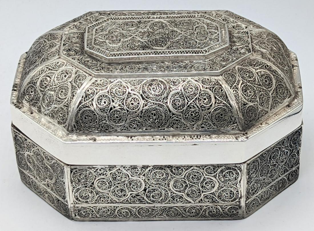A fine early 18th century Indian Karimnagar filigree silver Pandan box, H.6.5cm L.12cm W.9cm (1 of 3)