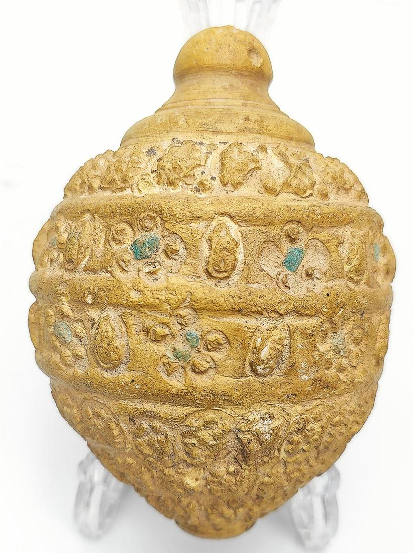 A rare 13-14th century Egyptian or Persian clay conical flask, possibly used as hand grenade (to be: A rare 13-14th century Egyptian or Persian clay conical flask, possibly used as hand grenade (to be filled with flammable liquids and used in battle), L.11cm