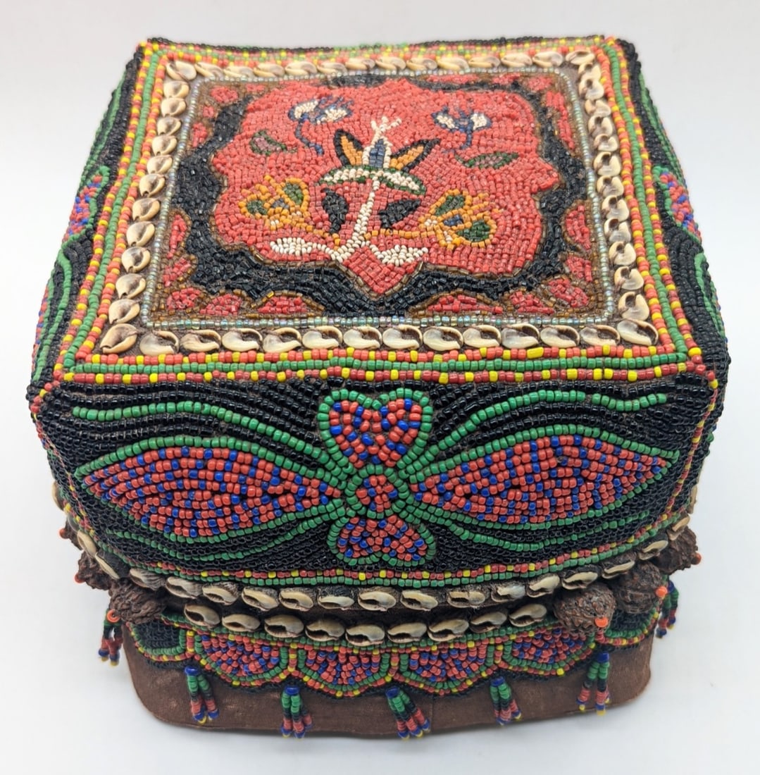 Early 20th century Indonesian beaded betel box in the form of a basket, Batak People, H.13cm W.15cm: Early 20th century Indonesian beaded betel box in the form of a basket, Batak People, H.13cm W.15cm