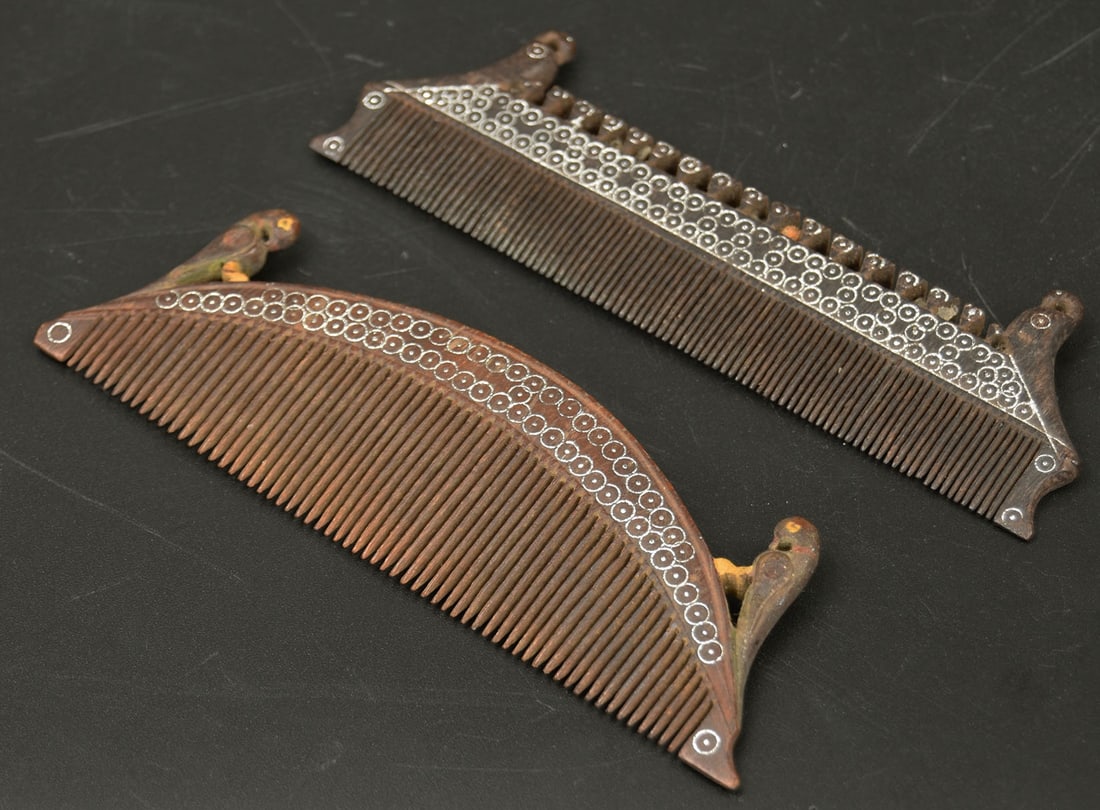 Two fine 19th century Indian silver inlaid carved wooden combs with birds finials, L.11.5cm (1 of 3)