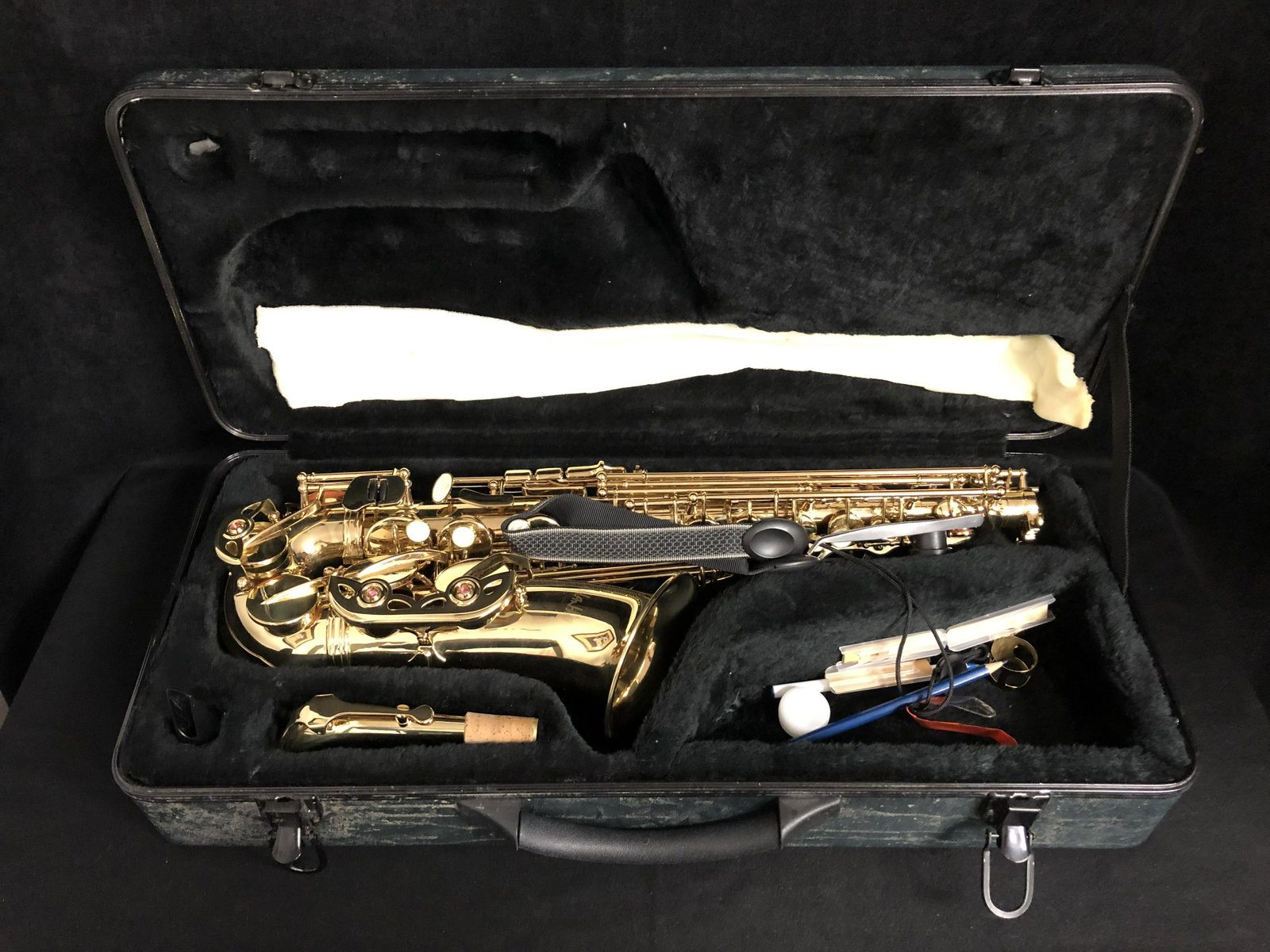 LIKE NEW ALTO SAXOPHONE WITH CASE AND REIDS: LIKE NEW ALTO SAXOPHONE WITH CASE AND REIDS