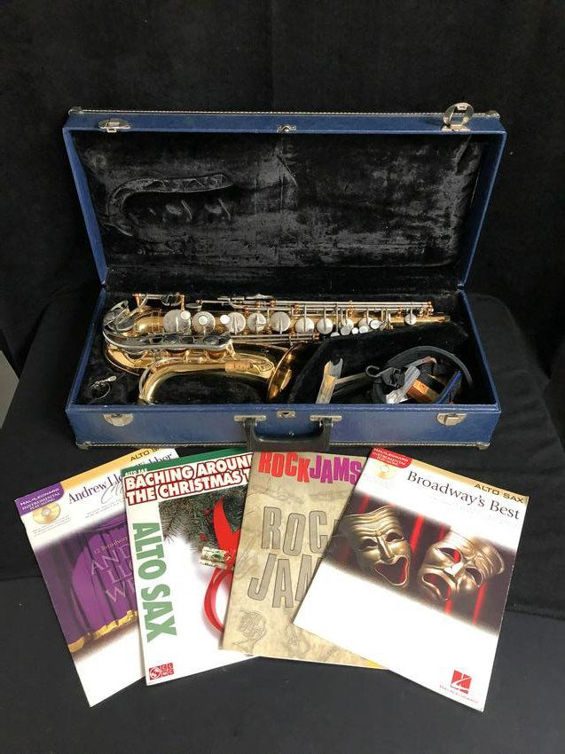 COMPLETE YAMAHA SAXOPHONE W/ MUSIC BOOKS (1 of 3)