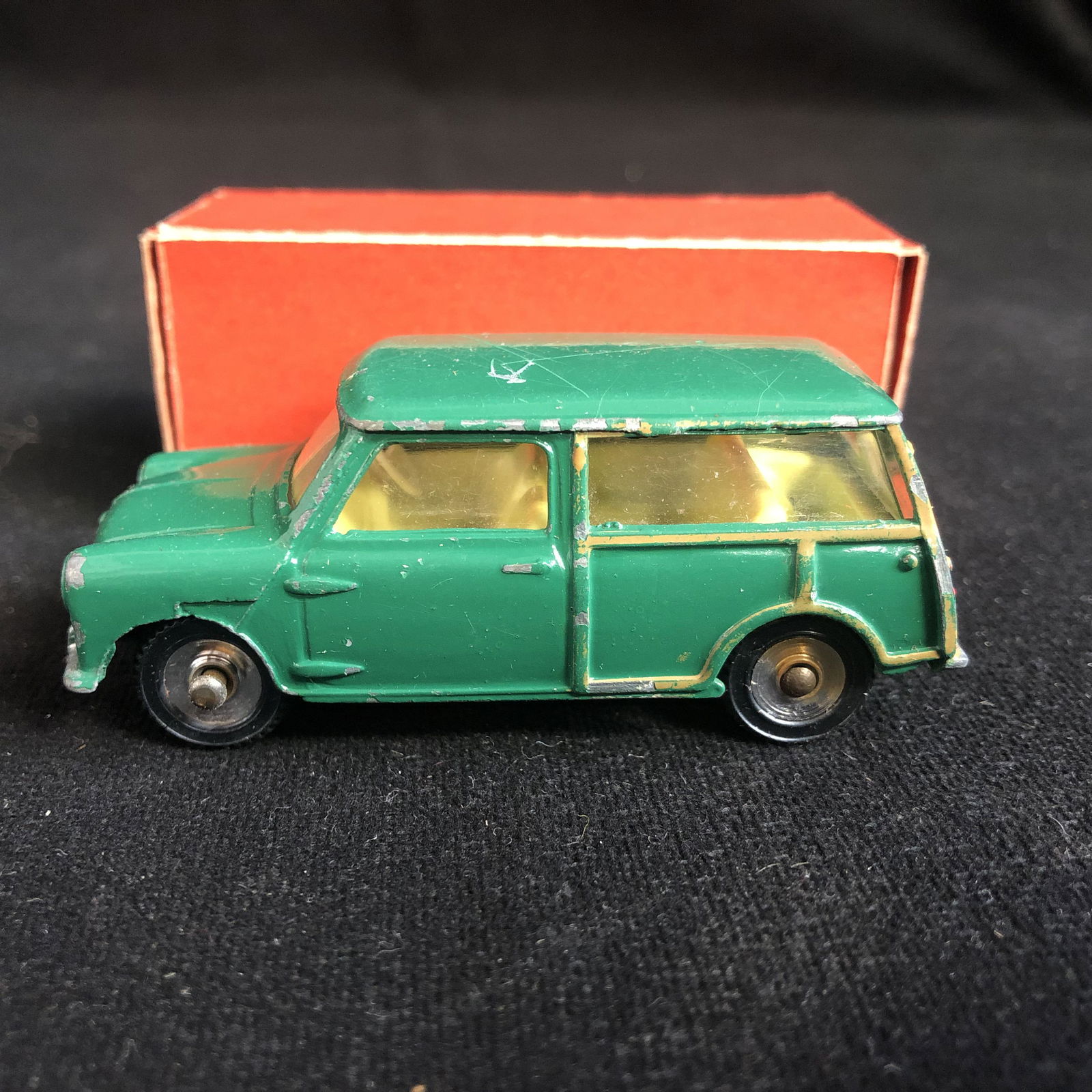DINKY TOYS #197 MORRIS MINI (1 of 2)