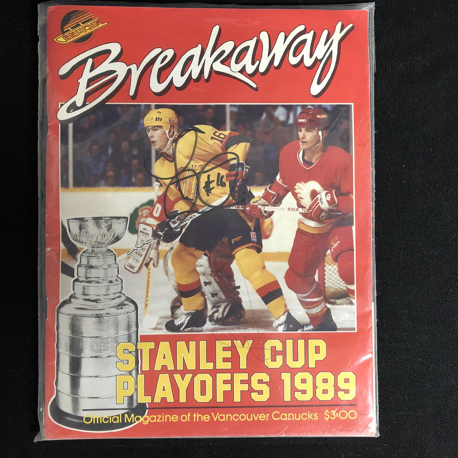 TREVOR LINDEN SIGNED CANUCKS HOCKEY PROGRAM COVER (1 of 2)