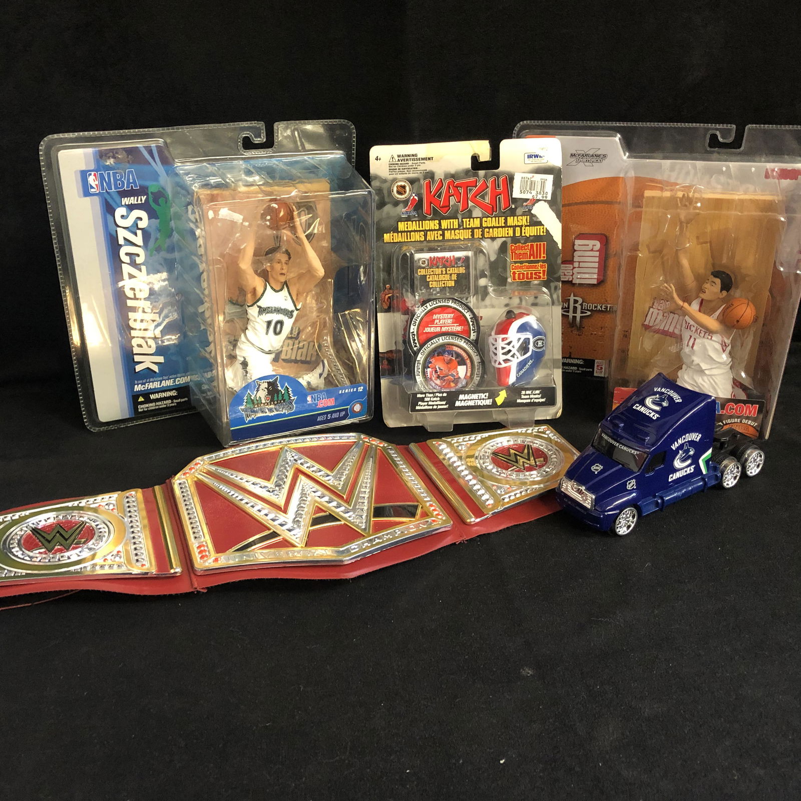 SPORTS FAN SOUVENIR LOT (FIGURES, WWE REPLICA BELT...) (1 of 3)