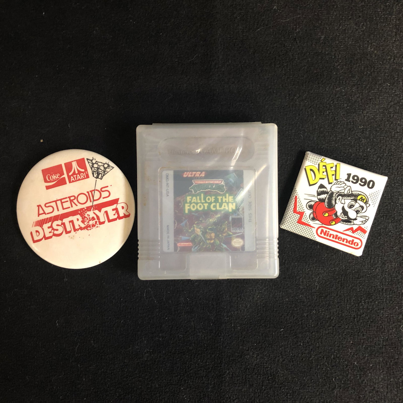 NINTENDO COLLECTIBLES LOT (PINS, GAME): NINTENDO COLLECTIBLES LOT (PINS, GAME)