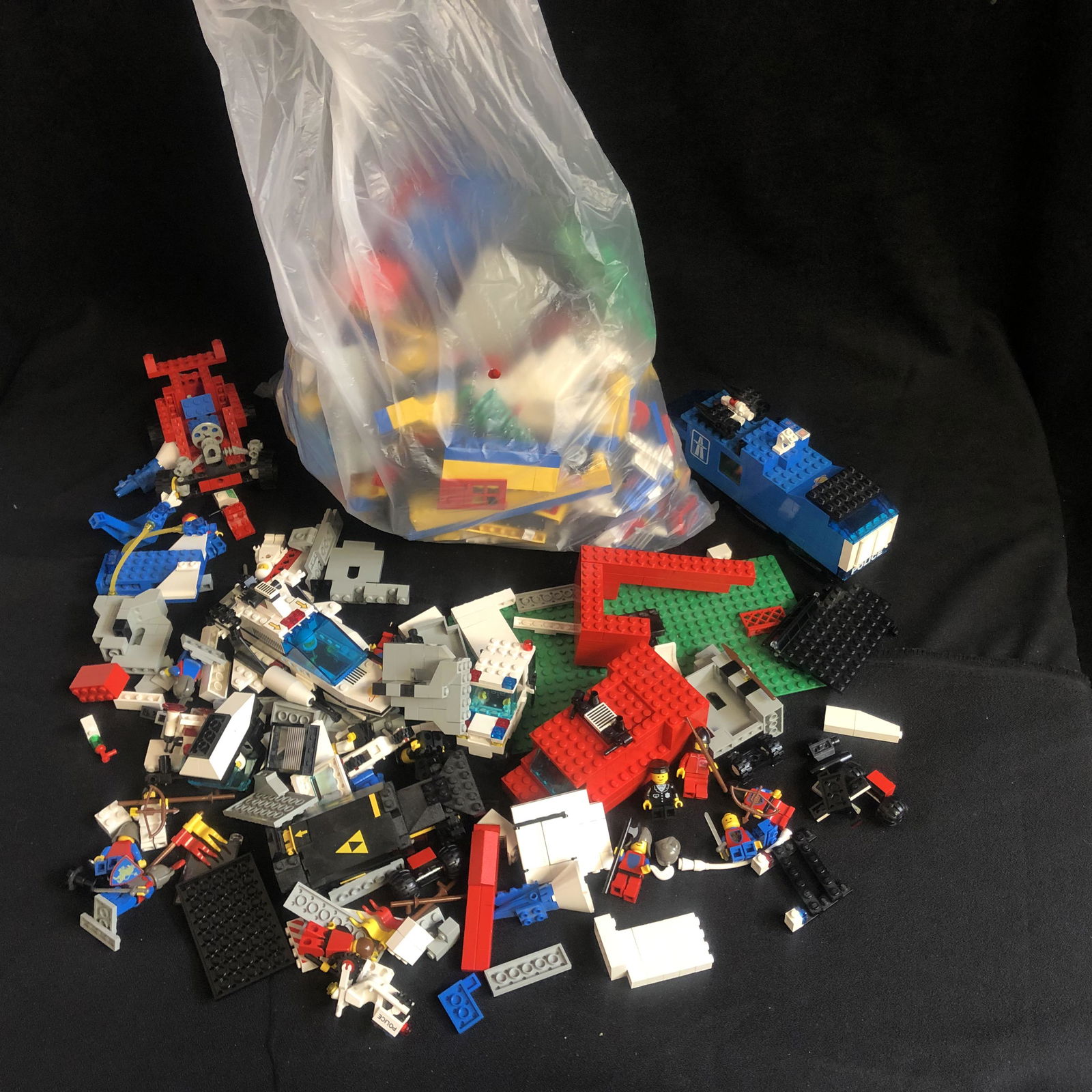 MISCELLANEOUS LEGO LOT: MISCELLANEOUS LEGO LOT
