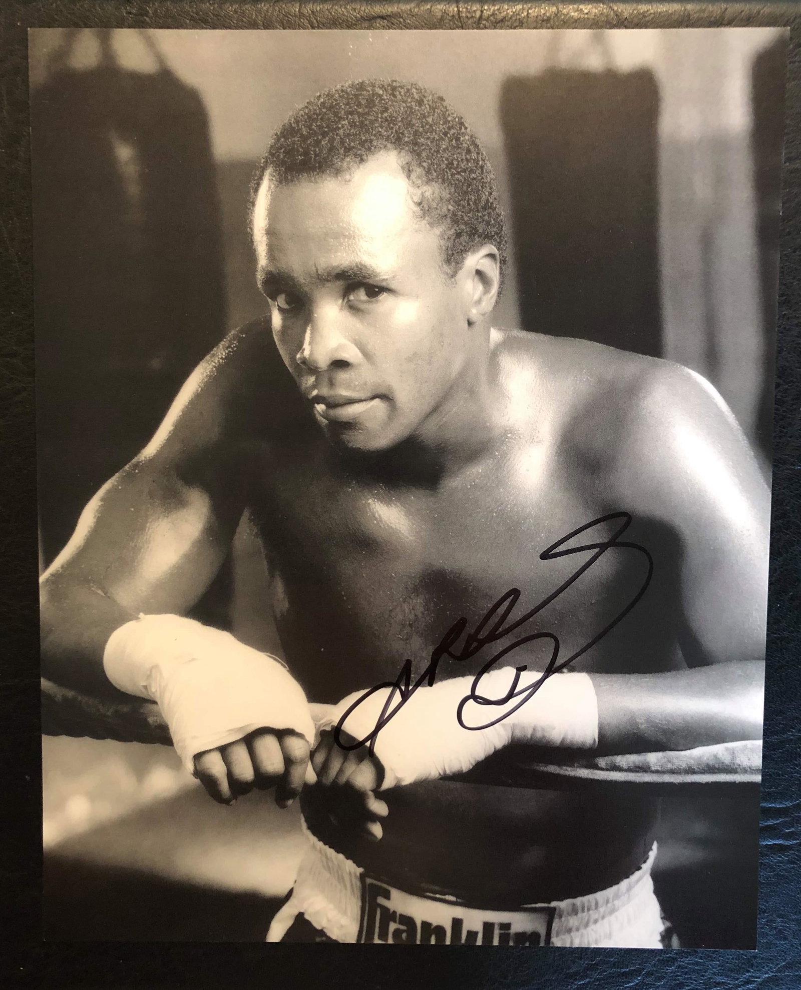 SUGAR RAY LEONARD SIGNED 8X10 PHOTO (1 of 1)