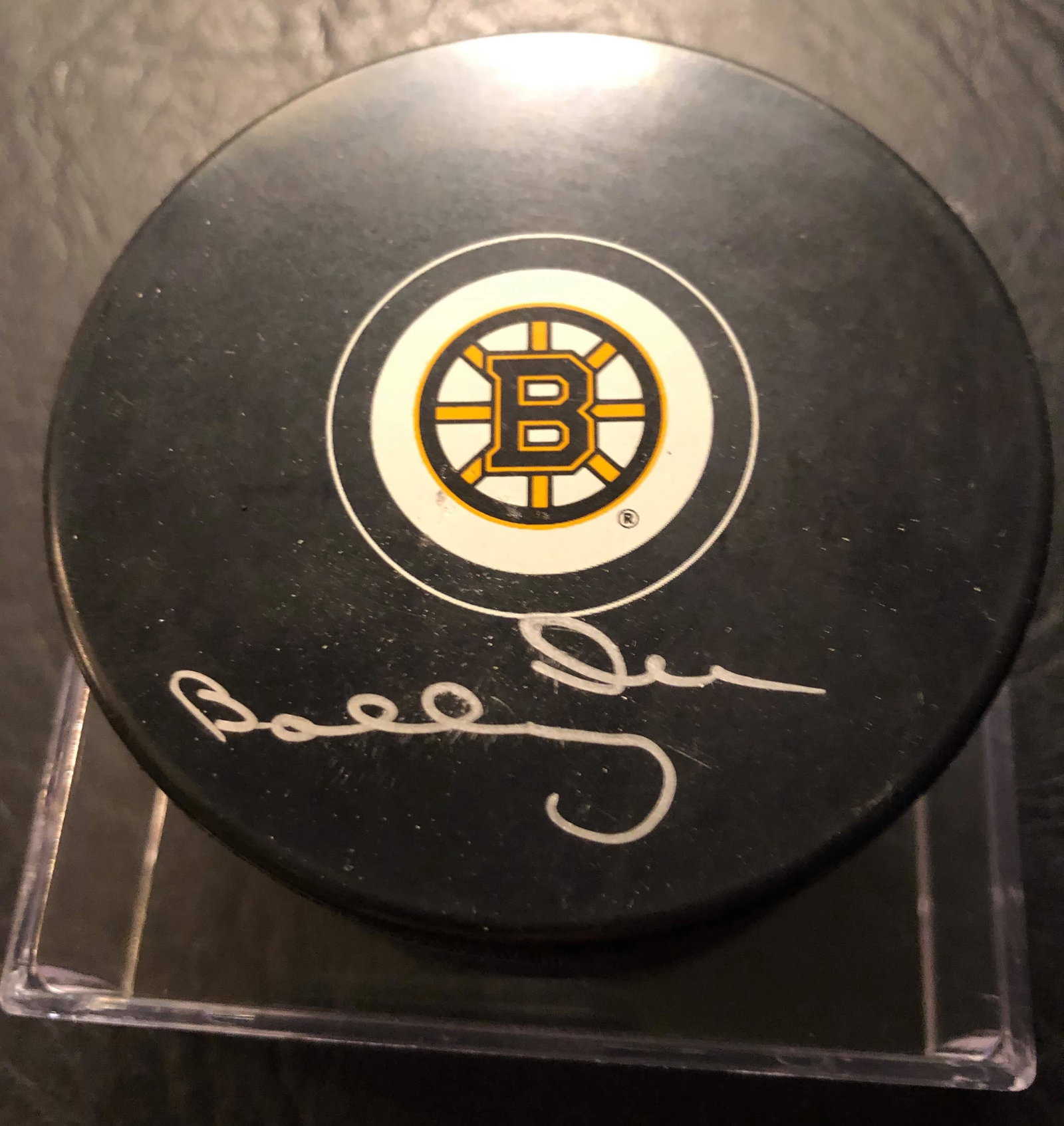 BOBBY ORR SIGNED BRUINS HOCKEY PUCK (GLOBAL AUTHENTICS (1 of 2)