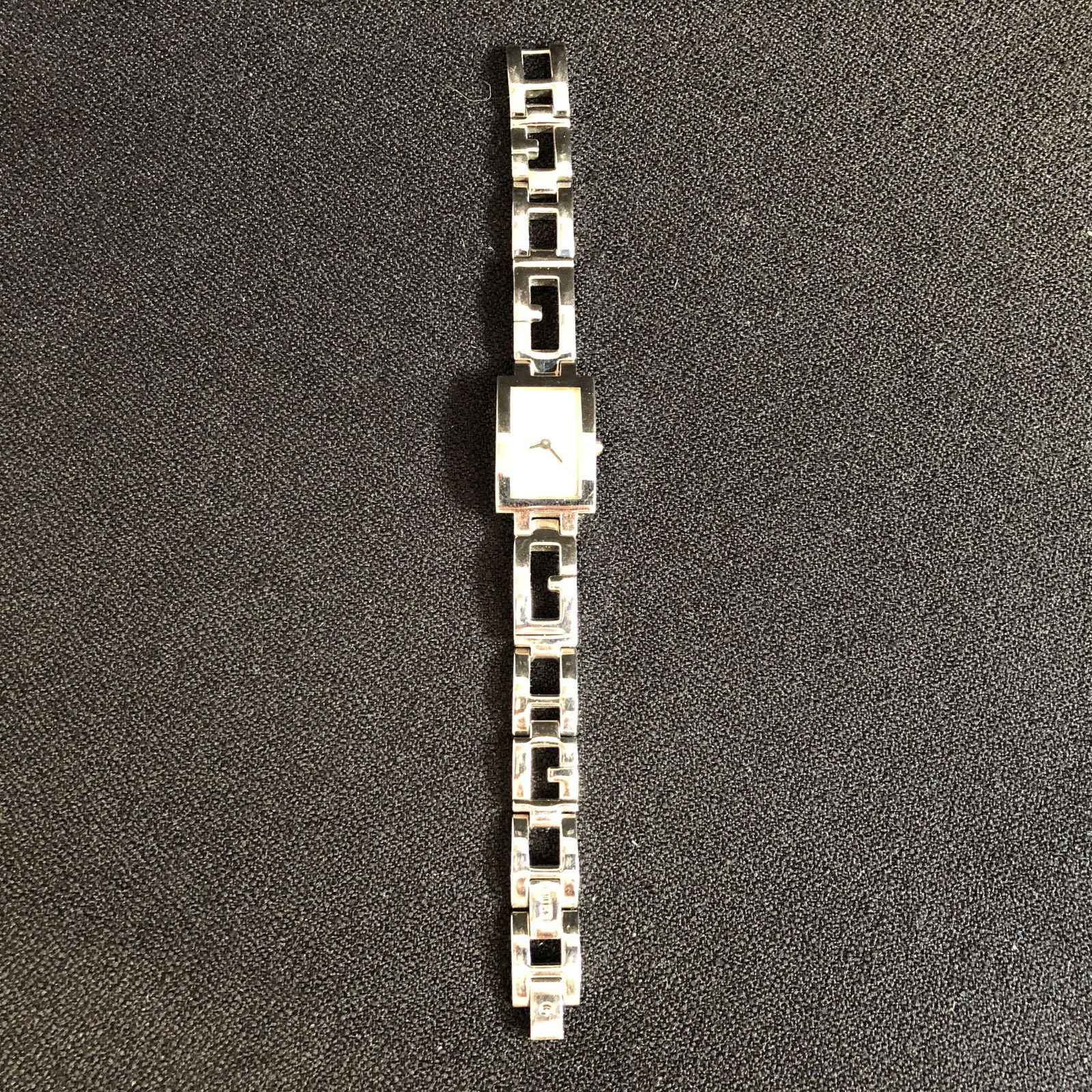 WOMEN'S GUESS WRIST WATCH (1 of 2)