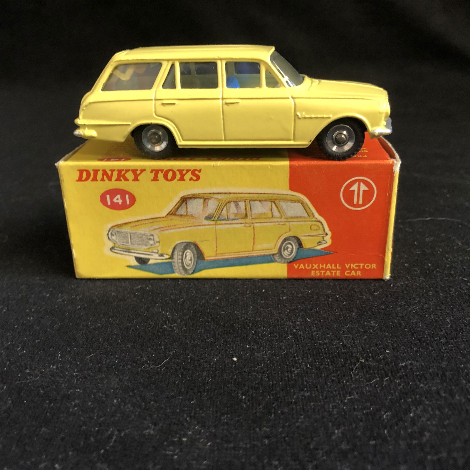 DINKY TOYS 141 VAUXHALL VICTOR ESTATE CAR (1 of 1)