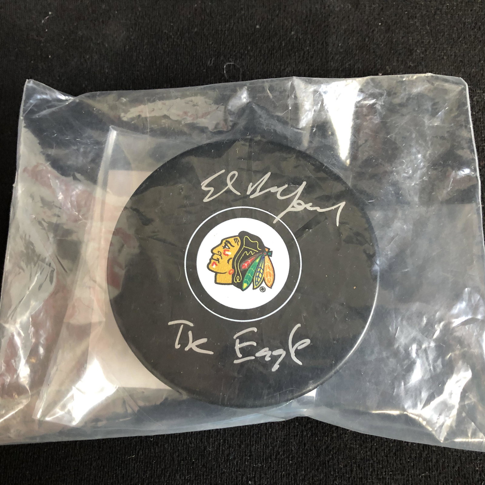 ED BELFOUR SIGNED BLACK HAWKS PUCK (SCHWARTZ COA): ED BELFOUR SIGNED BLACK HAWKS PUCK (SCHWARTZ COA)