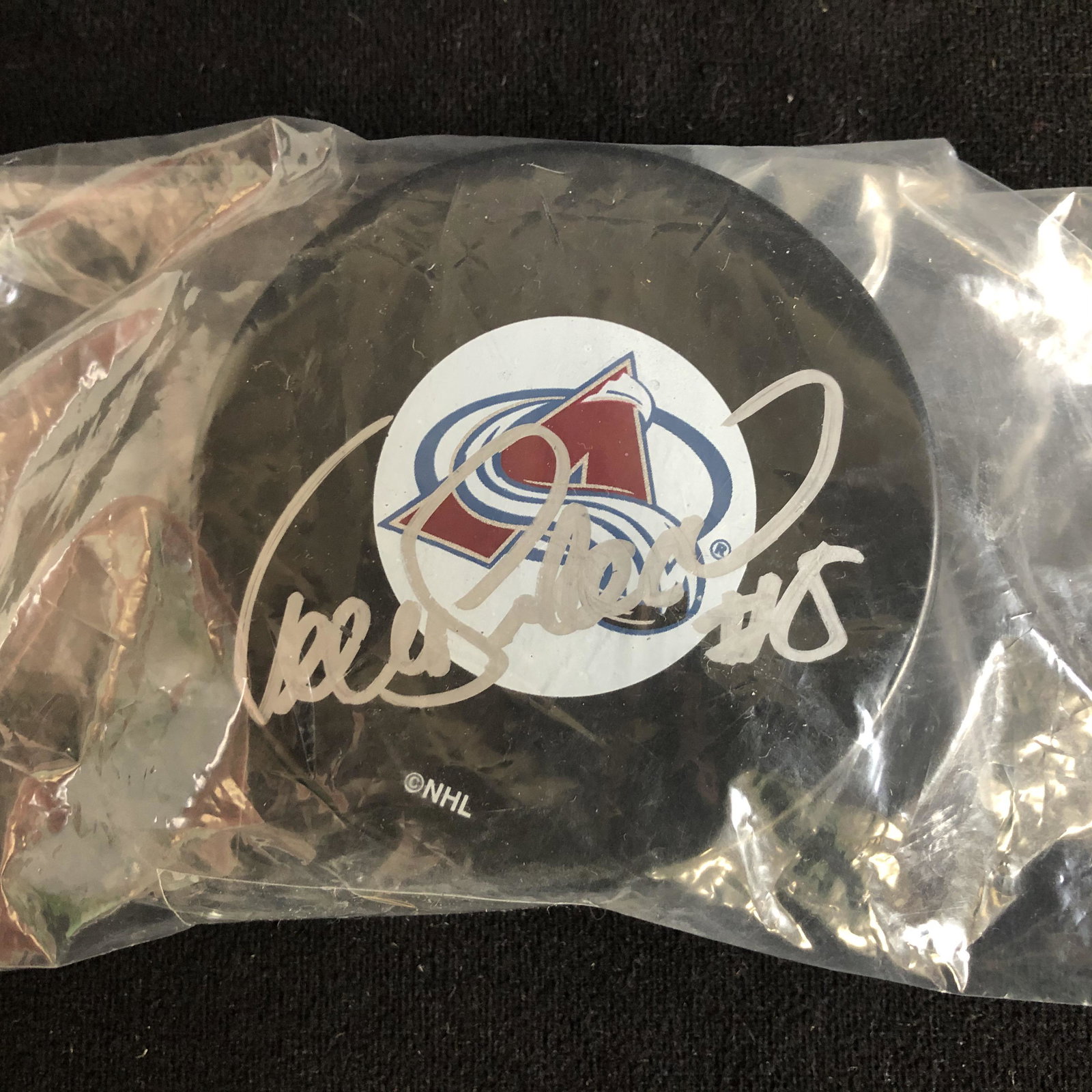 TEEMU SELANNE SIGNED AVALANCHE PUCK (JSA COA): TEEMU SELANNE SIGNED AVALANCHE PUCK (JSA COA)