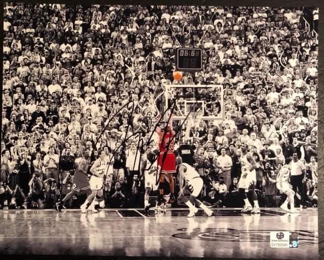 MICHEAL JORDAN SIGNED " THE SHOT" 8 X 10 ( GLOBAL COA) (1 of 2)
