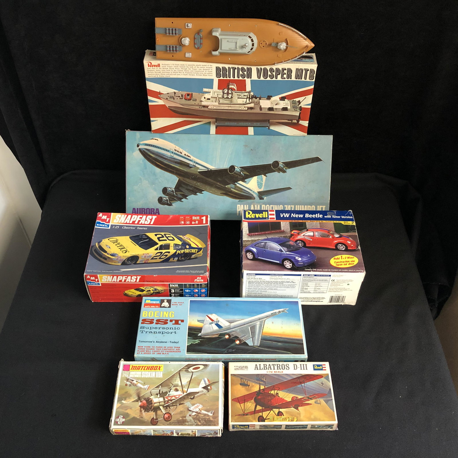 UNASSEMBLED MODEL KIT LOT: UNASSEMBLED MODEL KIT LOT
