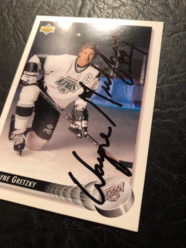 WAYNE GRETZKY SIGNED HOCKEY CARD (1 of 3)