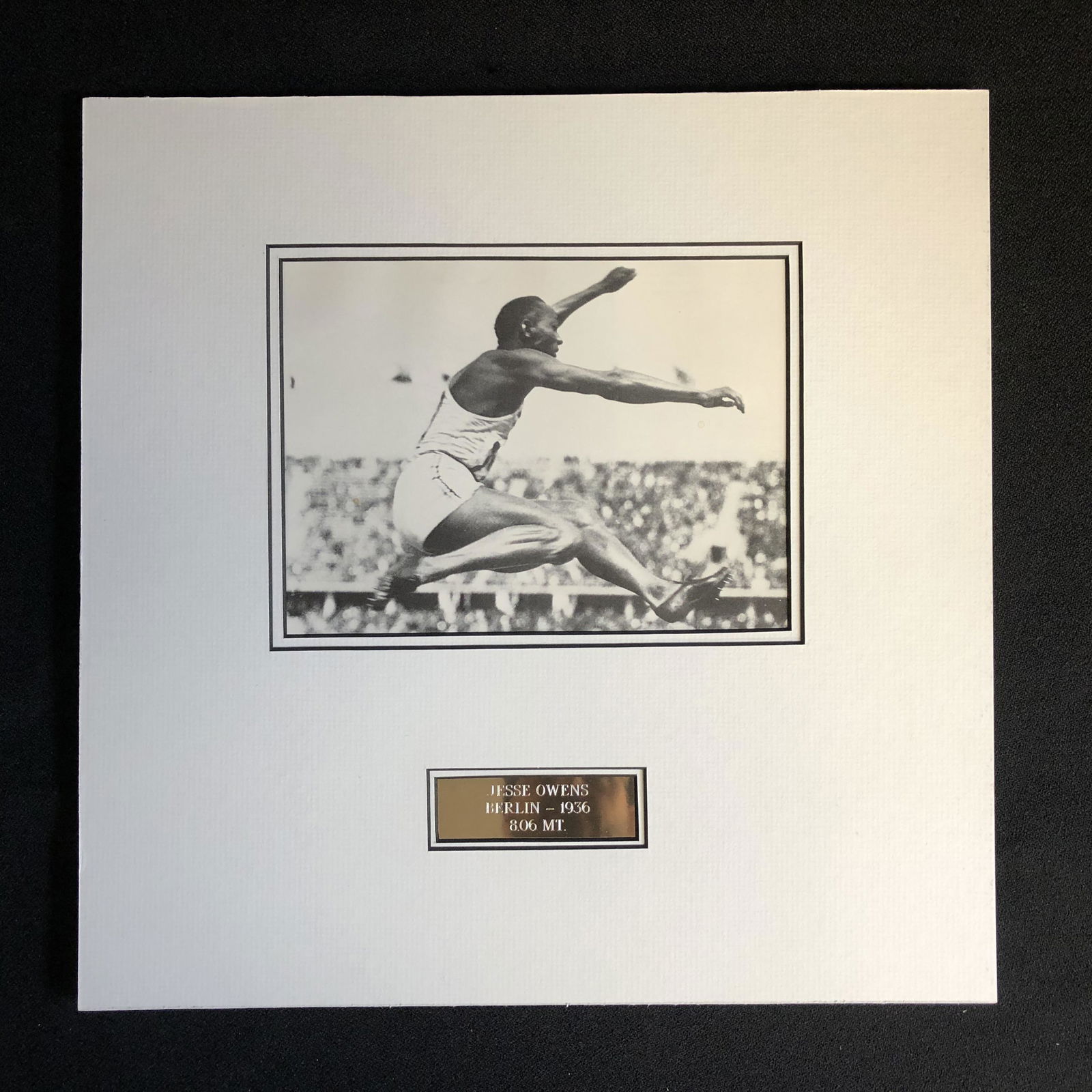 JESSE OWENS BERLIN 1936 8.O6 MT - PHOTO PRINT DISPLAY (1 of 2)