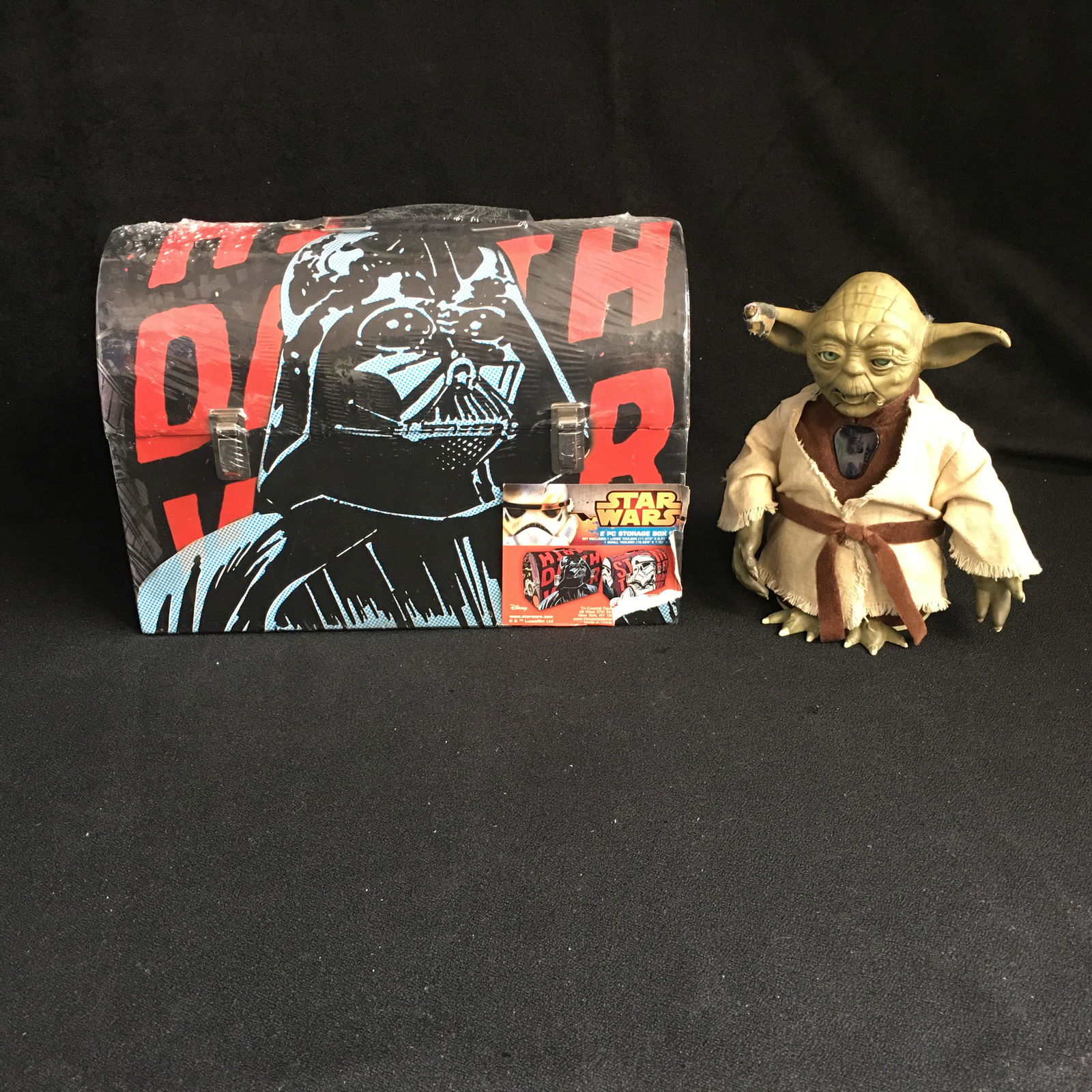 STAR WARS LUNCH BOX WITH YODA STATUE (1 of 1)