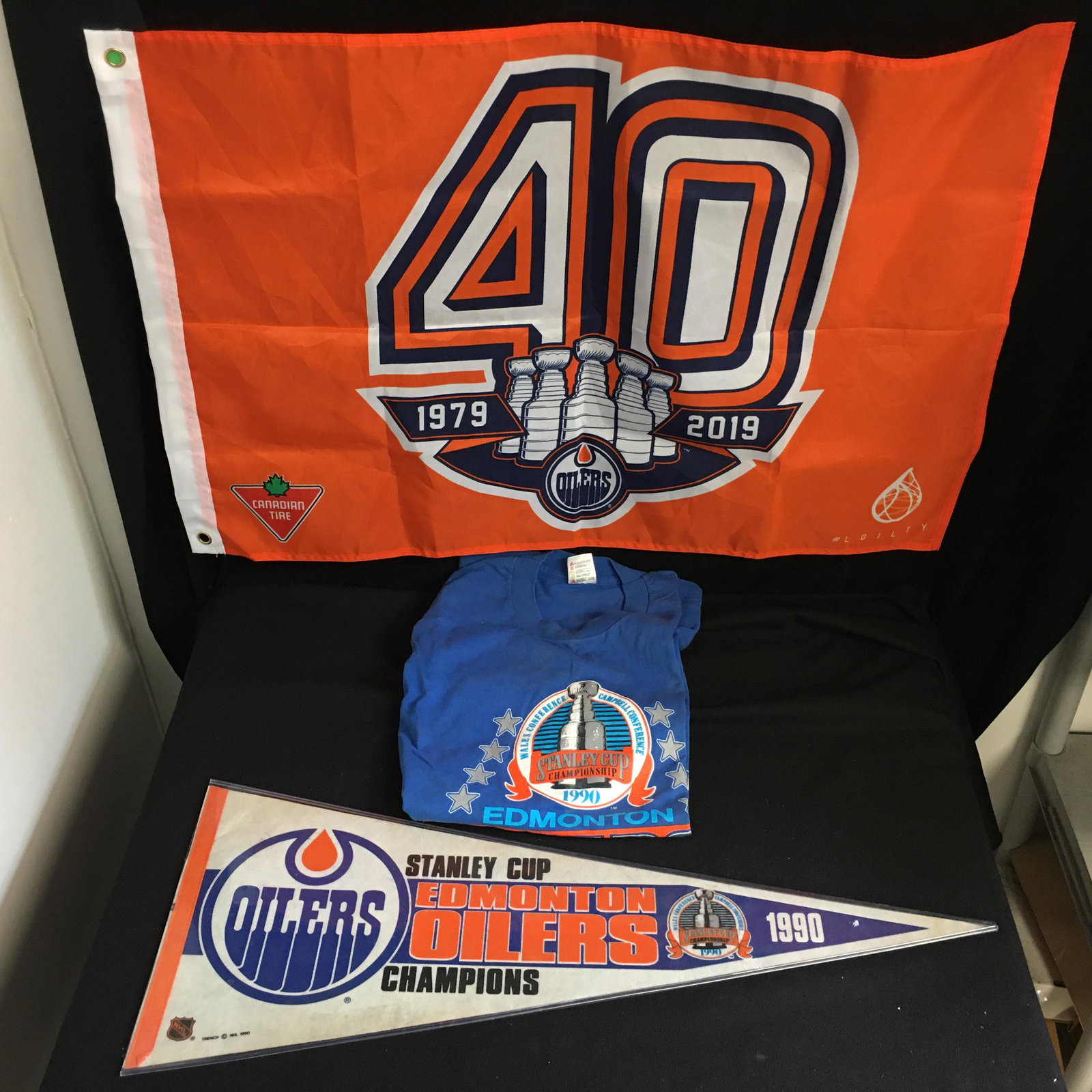1990 EDMONTON OILERS STANLEY CUP CHAMPS LOT ( FLAG: 1990 EDMONTON OILERS STANLEY CUP CHAMPS LOT ( FLAG PENNANT, SWEATER