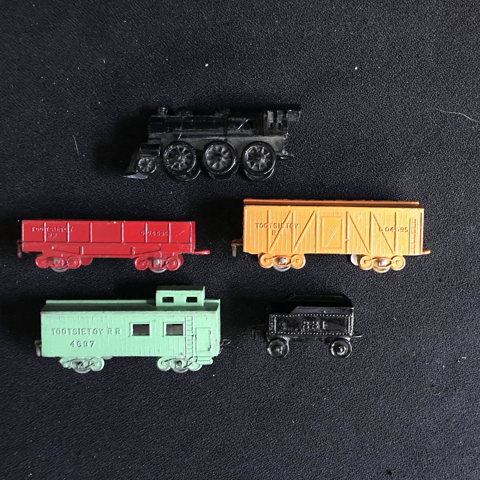 VINTAGE TOOTSIE TOYS TRAIN COMPLETE MINT CONDITION: VINTAGE TOOTSIE TOYS TRAIN COMPLETE MINT CONDITION
