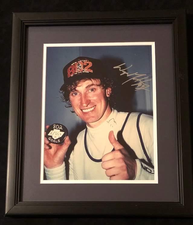 WAYNE GRETZKY SIGNED 11X14 FRAMED PHOTO w/ COA (1 of 2)