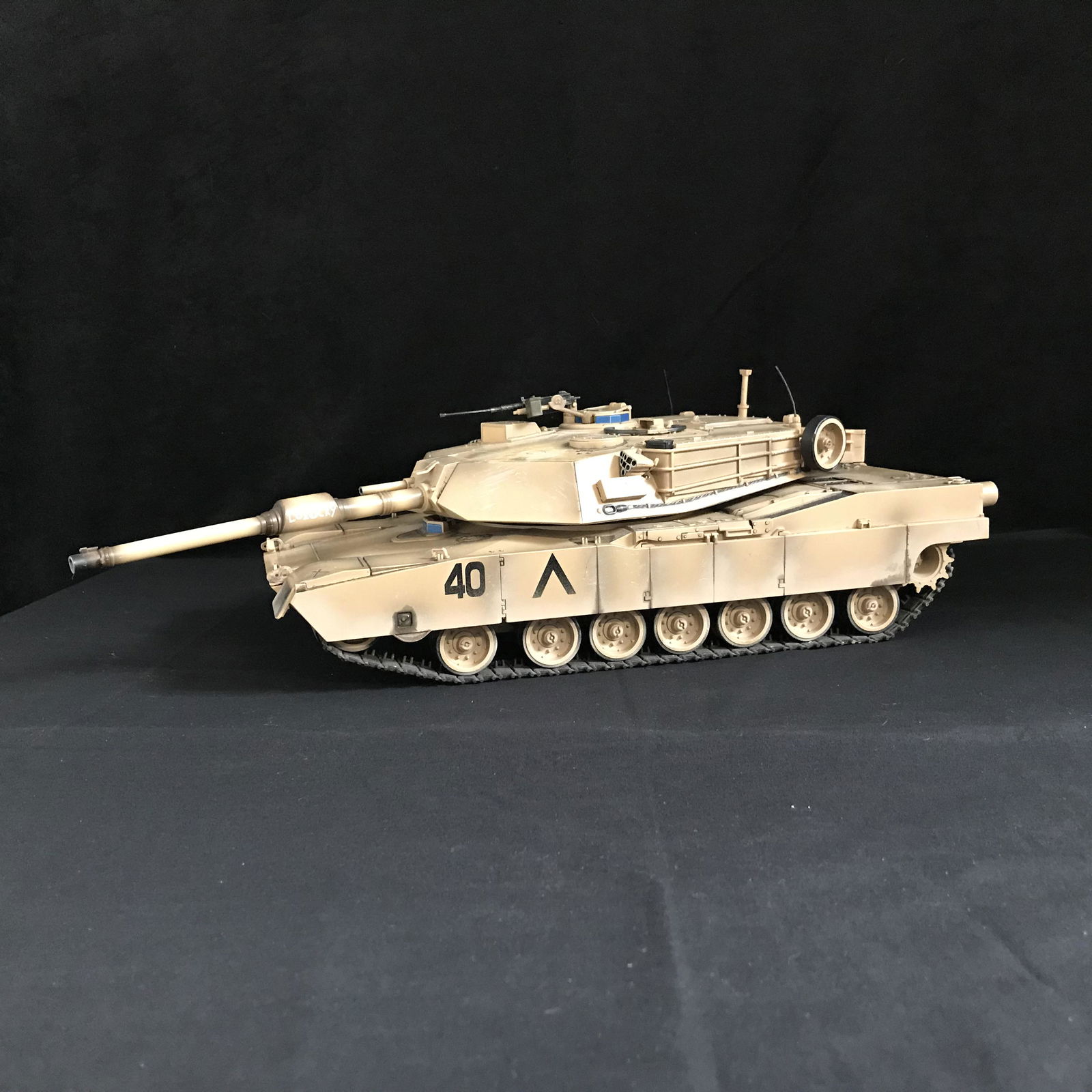 BLUEBOX TOYS 1:18 SCALE M1 ABRAMS TANK (1 of 3)