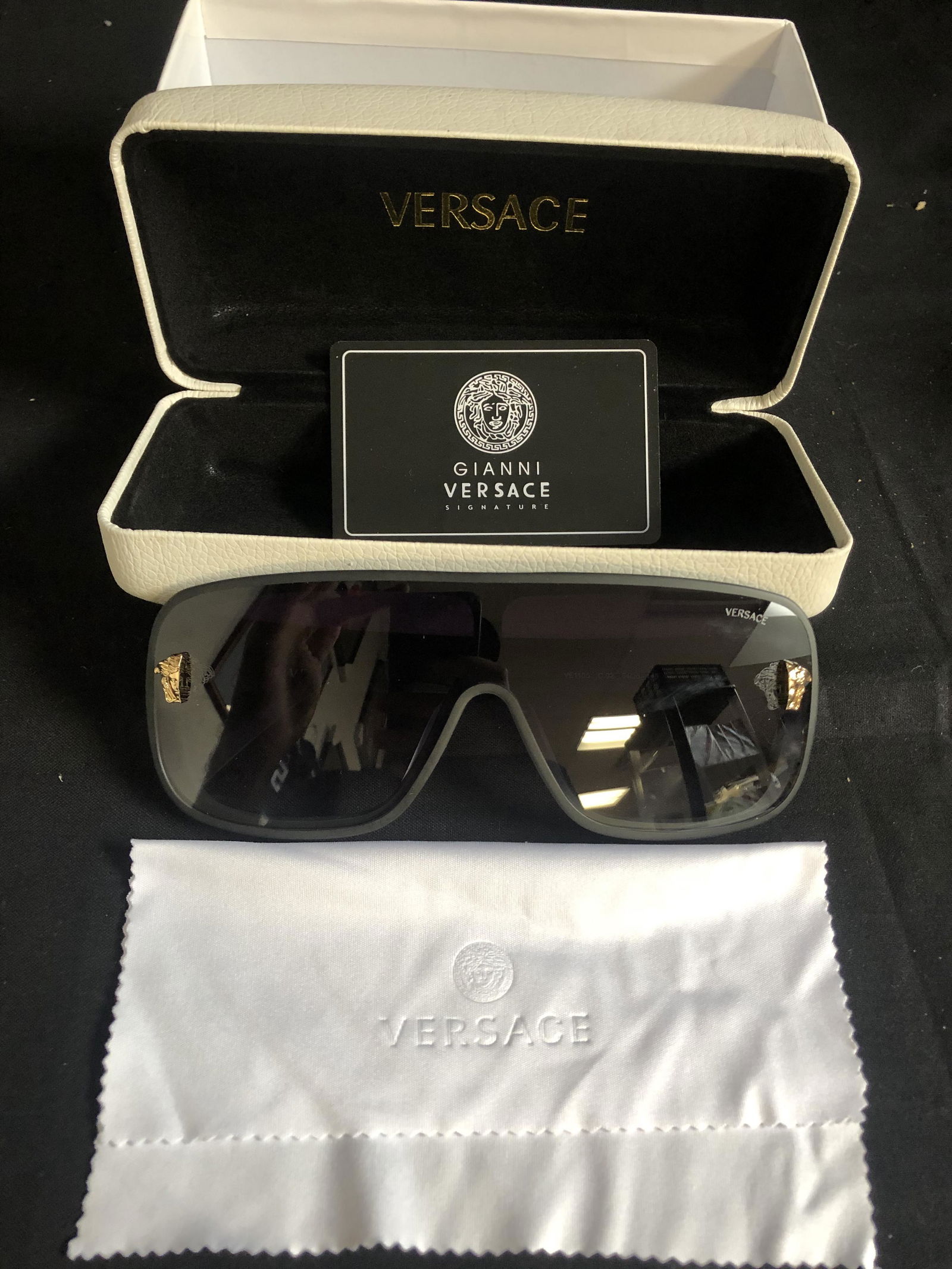 Gianni VERSACE Signature SUNGLASSES w/ Box (NEW) (1 of 4)