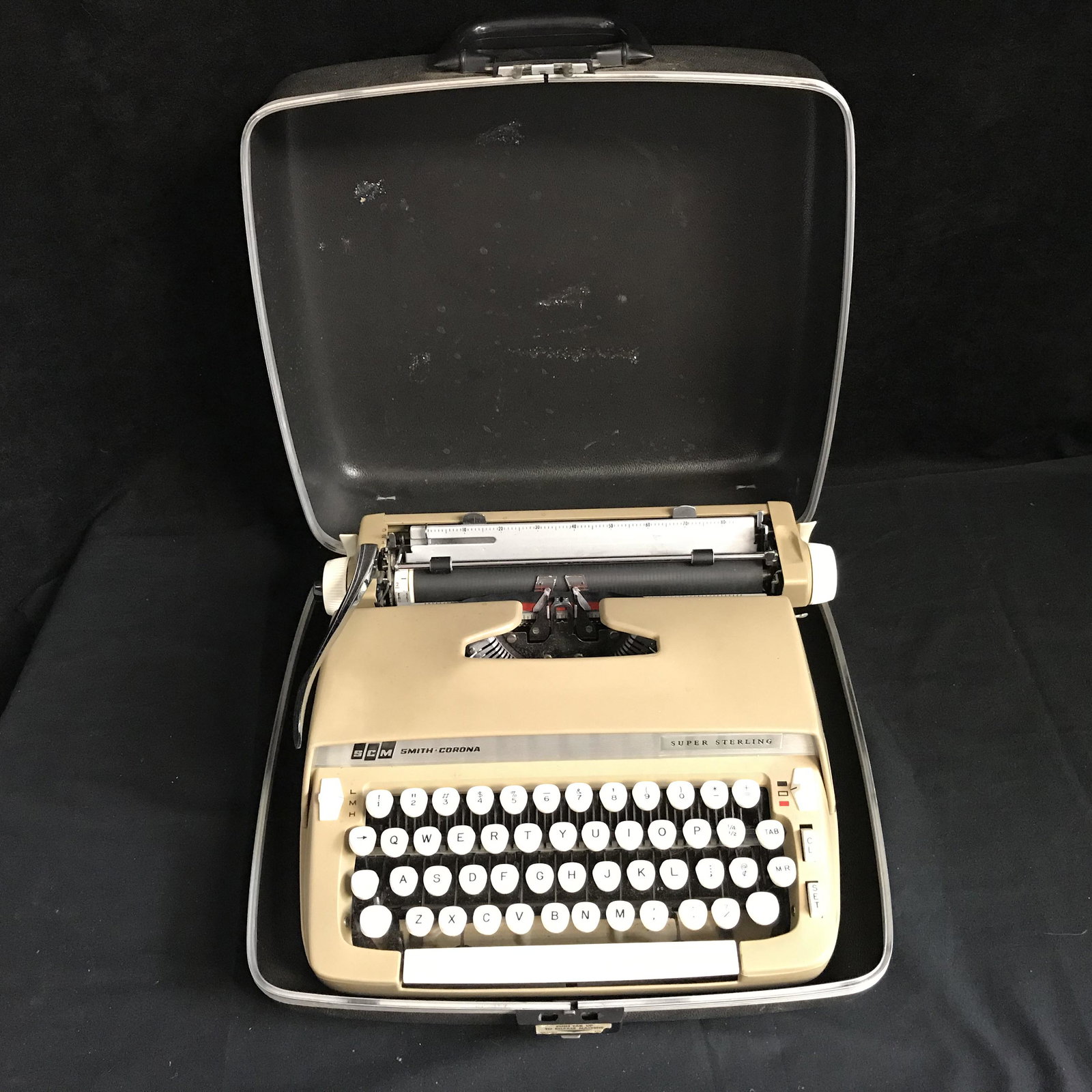 VINTAGE TYPEWRITER( WORKING): VINTAGE TYPEWRITER( WORKING)