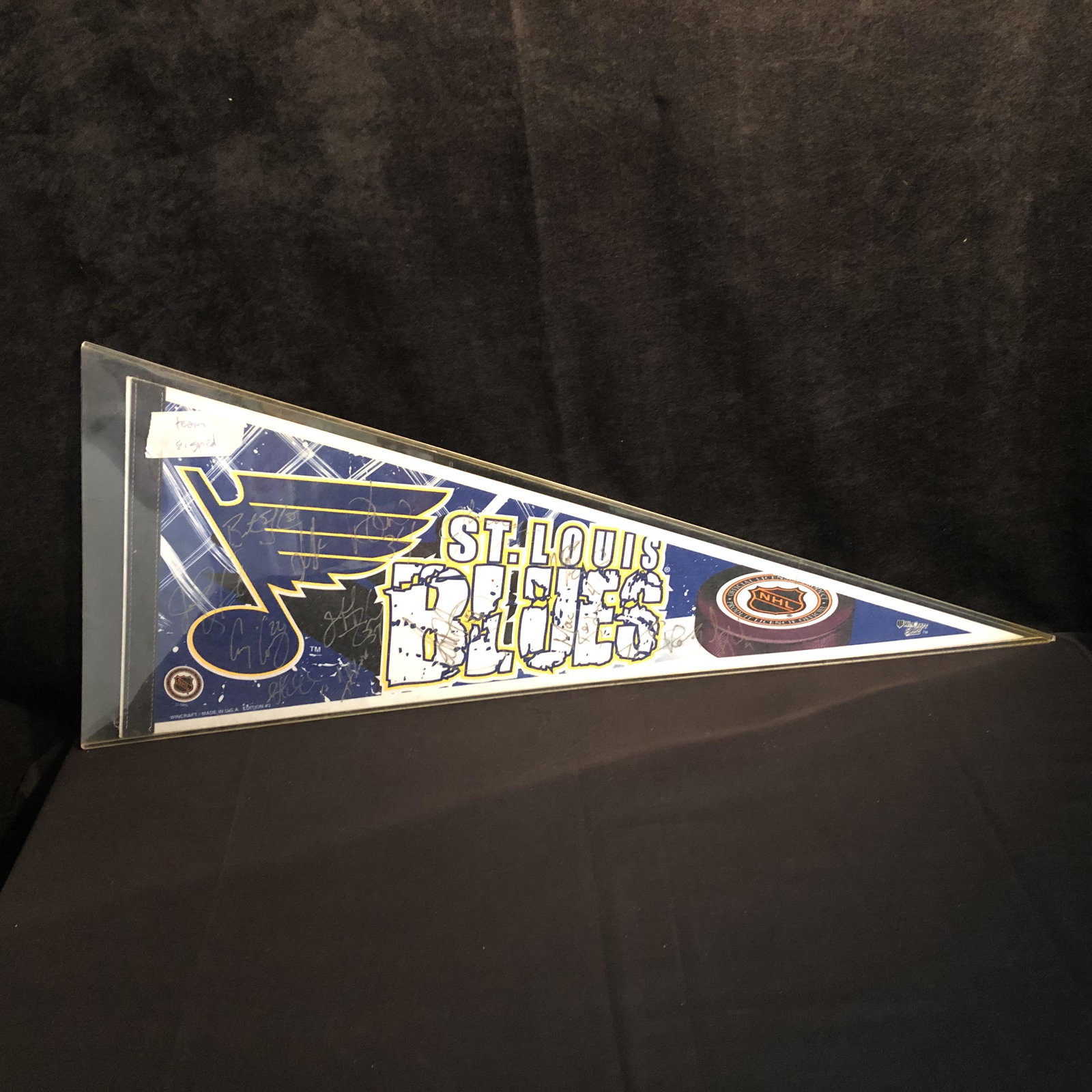 ST. LOUIS BLUES TEAM SIGNED PENNANT: ST. LOUIS BLUES TEAM SIGNED PENNANT
