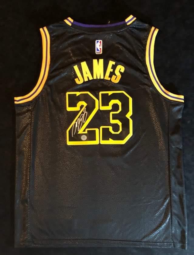 LOS ANGELES LAKERS LeBRON JAMES AUTOGRAPHED FRAMED (1 of 4)