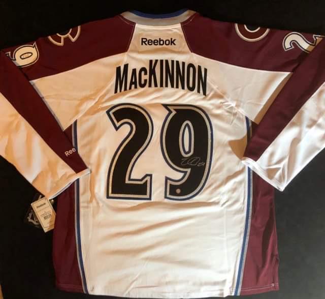 COLORADO AVALANCHE AUTOGRAPHED NATHAN MACKINNON JERSEY: COLORADO AVALANCHE AUTOGRAPHED NATHAN MACKINNON JERSEY (FRAMEWORTH COA)