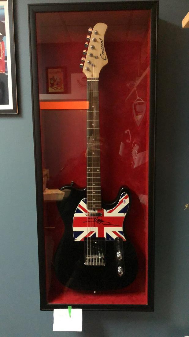 PETE TOWNSEND SIGNED CUSTOM FRAMED GUITAR "THE WHO" (1 of 2)