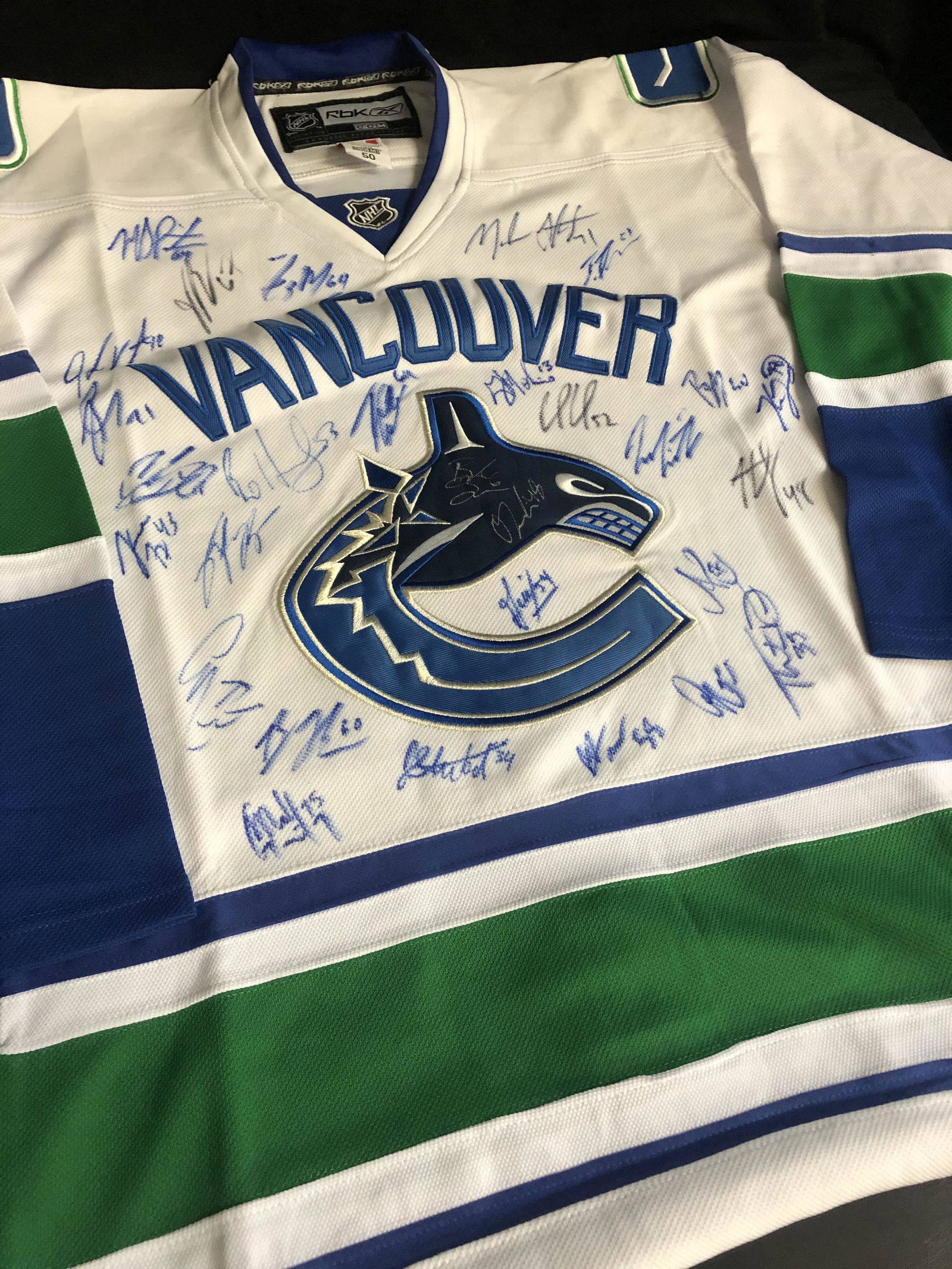 Vancouver canucks store team signed jersey