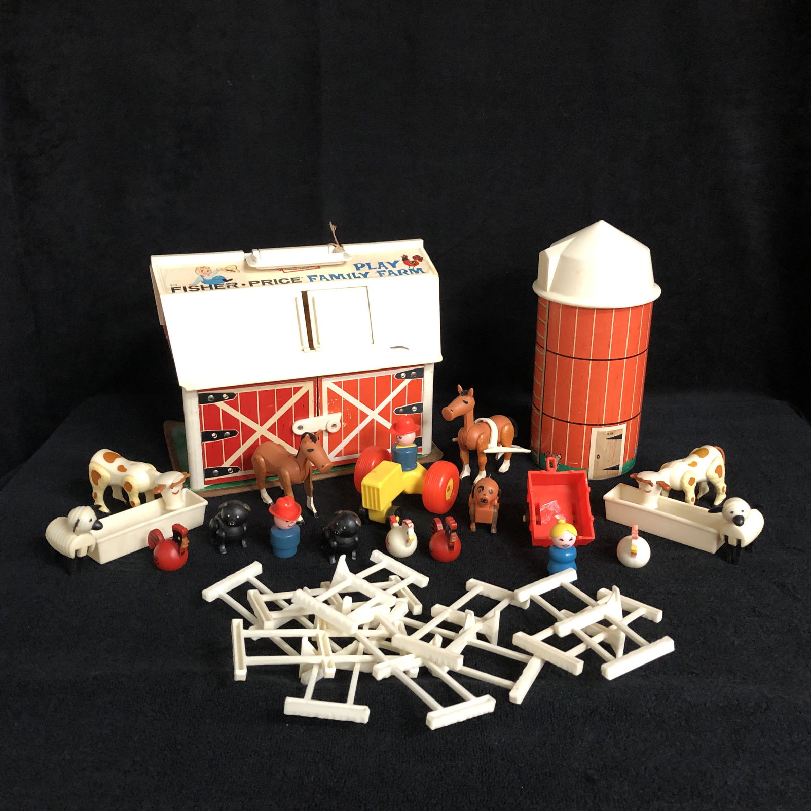 VINTAGE FISHER PRICE PLAY FAMILY FARM w/ FIGURES & (1 of 1)
