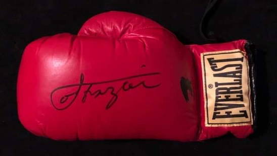 JOE FRAZIER AUTOGRAPHED BOXING GLOVE (JSA COA): JOE FRAZIER AUTOGRAPHED BOXING GLOVE (JSA COA)