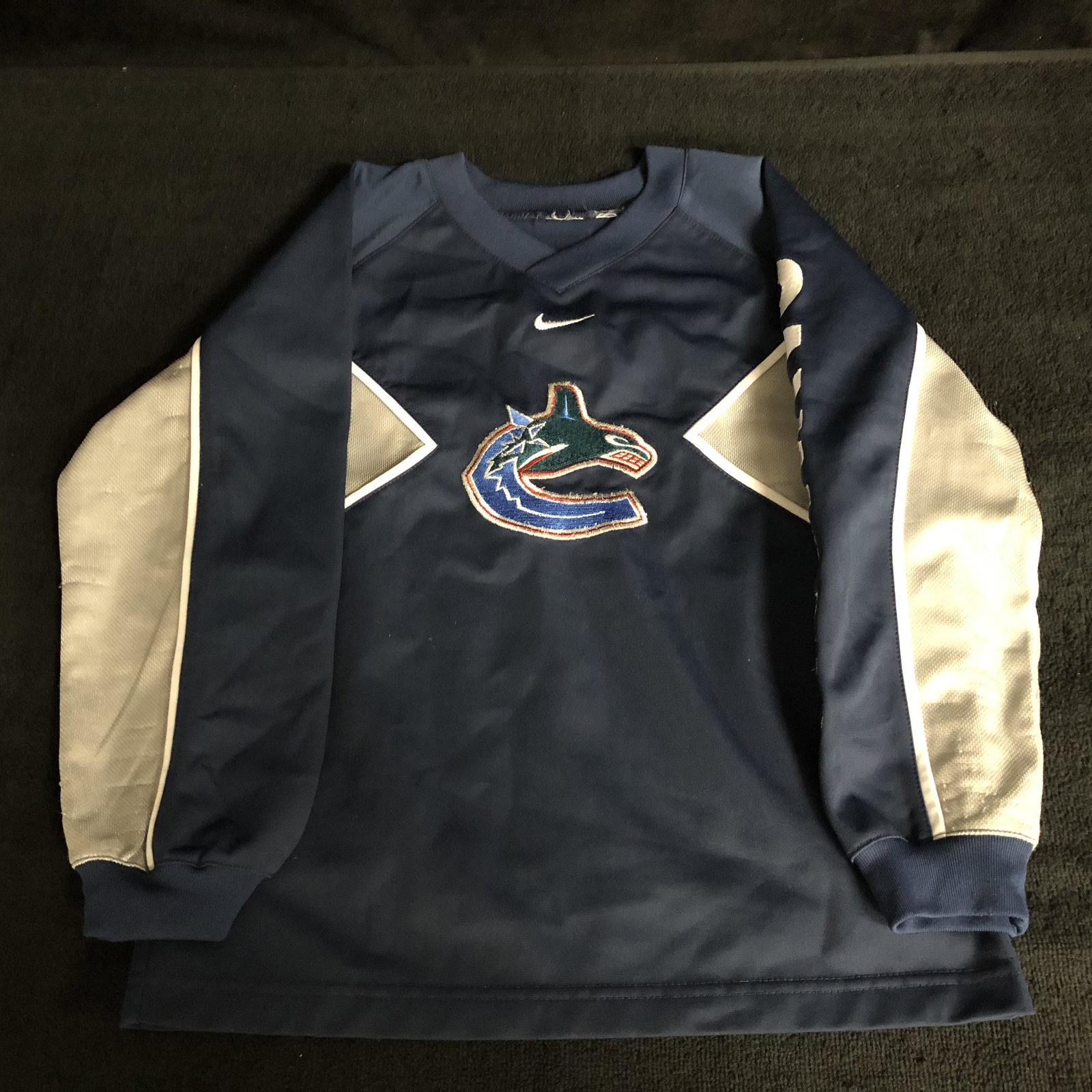 VANCOUVER CANUCKS SWEATER (SMALL): VANCOUVER CANUCKS SWEATER (SMALL)