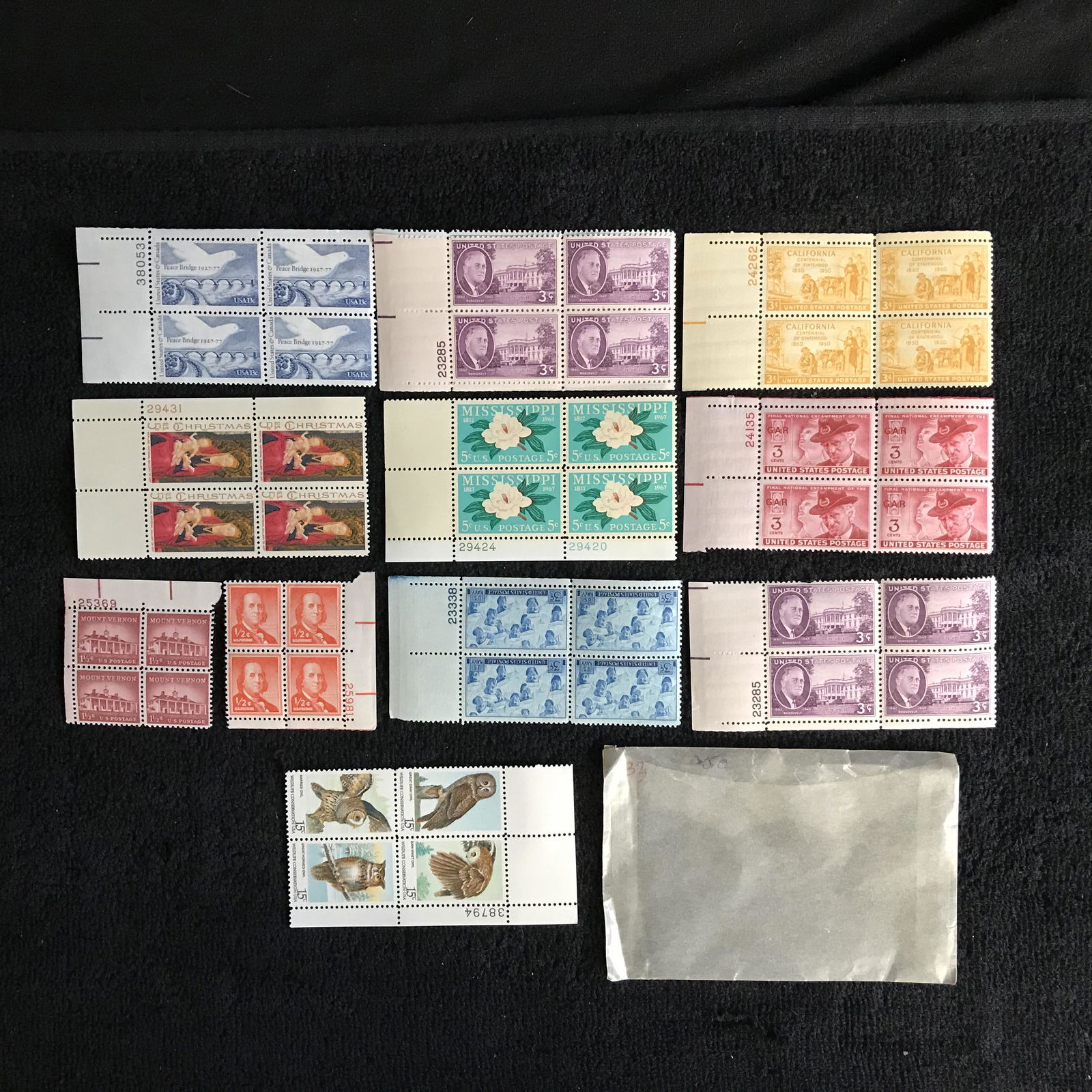 VINTAGE USA POSTAGE STAMP LOT (1 of 1)