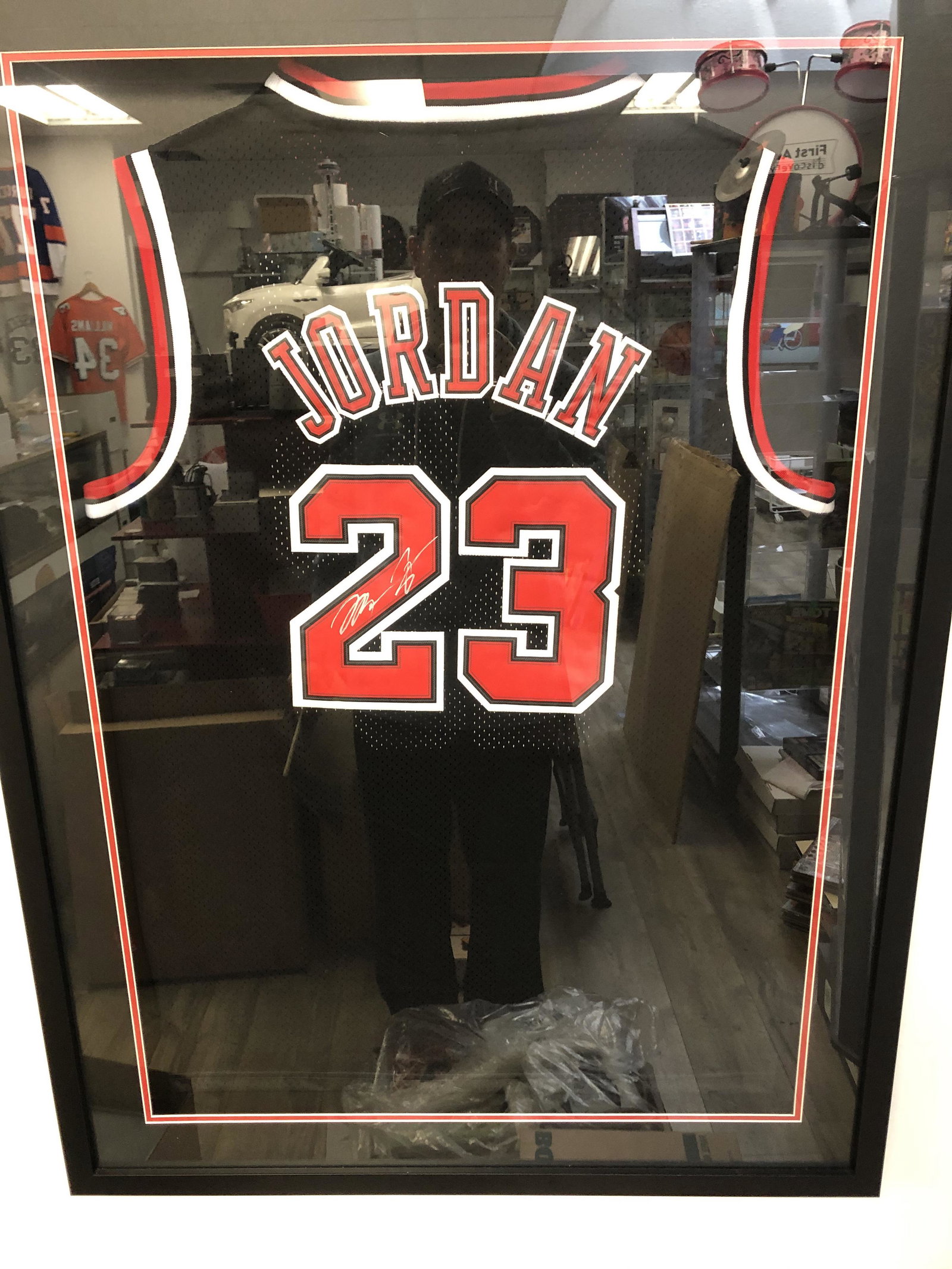 MICHAEL JORDAN AUTOGRAPHED FRAMED CHICAGO BULLS JERSEY (1 of 4)