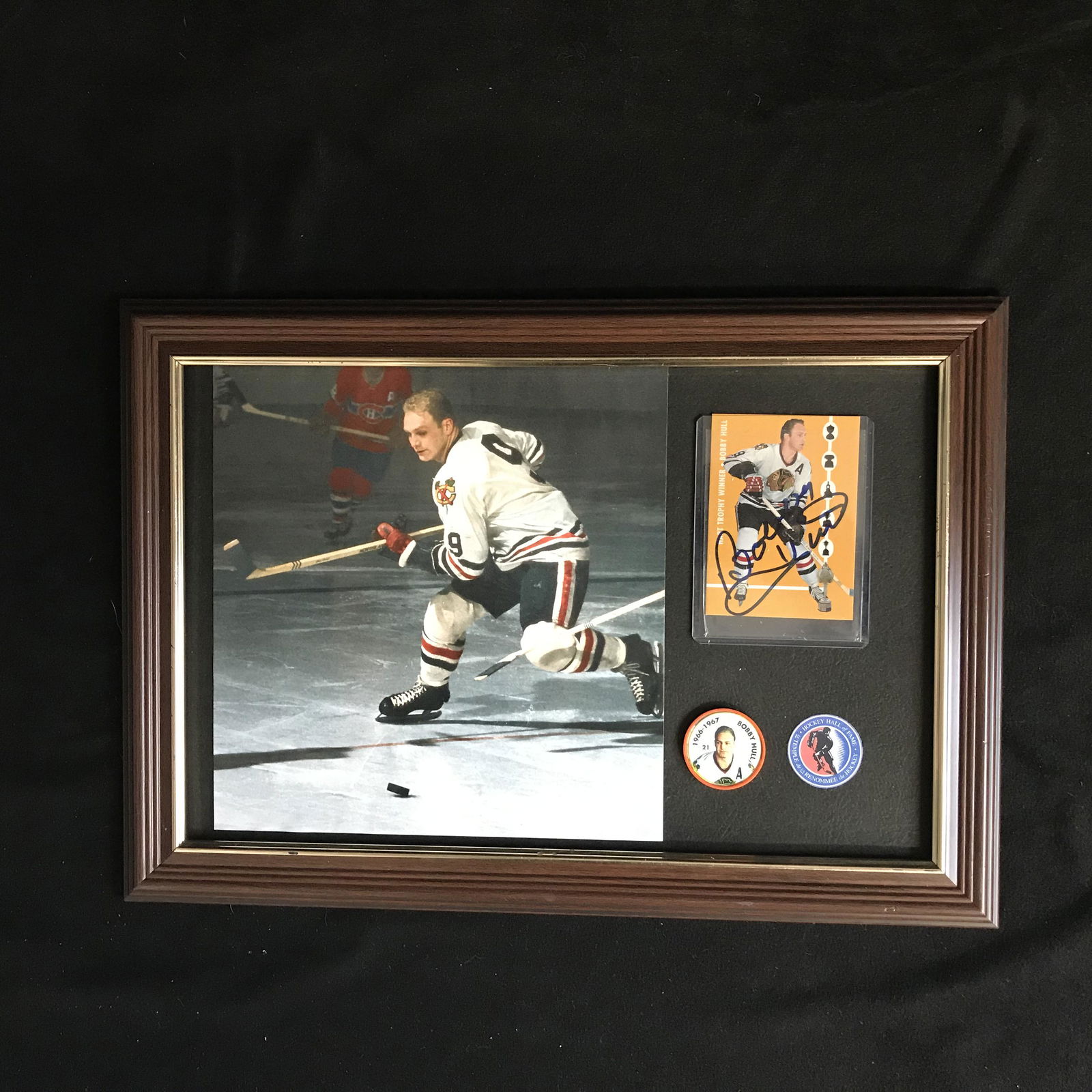 BOBBY HULL FRAMED HOCKEY DISPLAY (SIGNED CARD) (1 of 2)