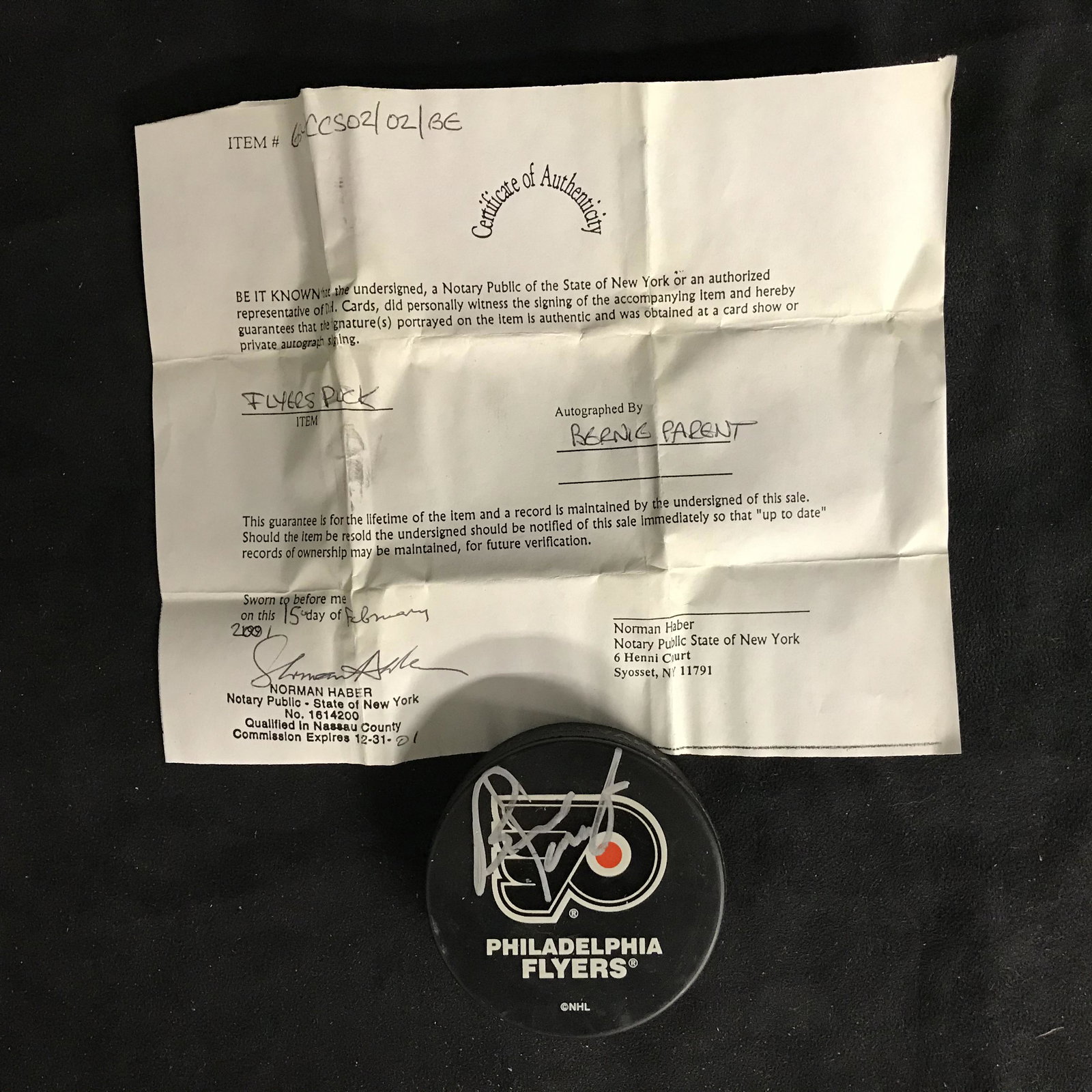BERNIE PARENT SIGNED FLYERS HOCKEY PUCK w/ COA: BERNIE PARENT SIGNED FLYERS HOCKEY PUCK w/ COA
