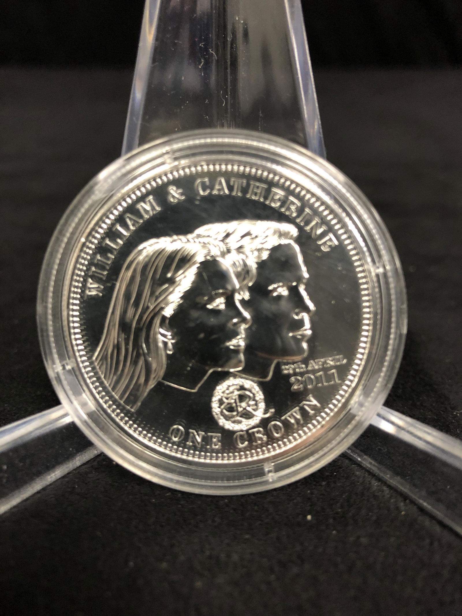 2014 WILLIAMS & CATHERINE WEDDING COMMEMORATIVE SILVER (1 of 2)