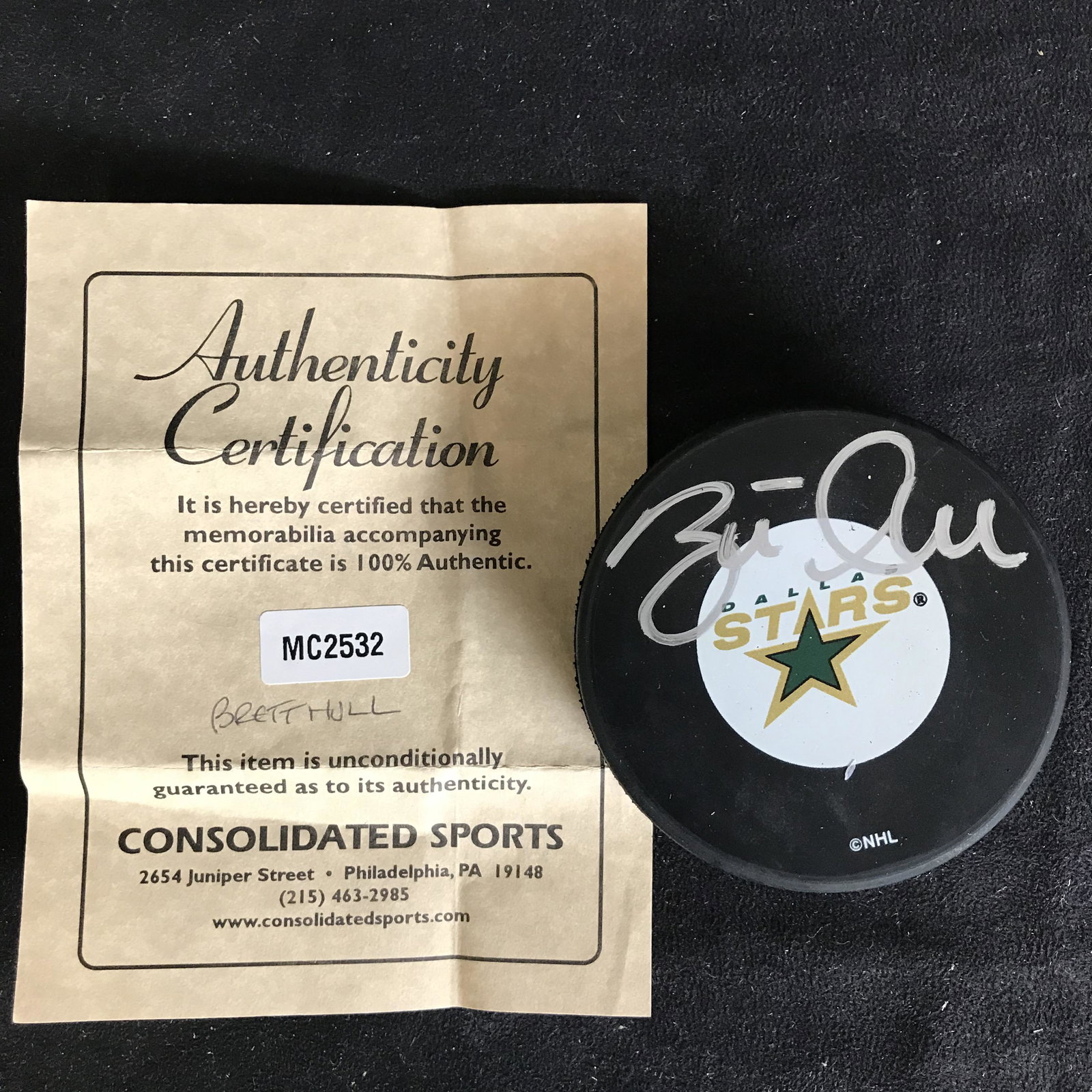 BRETT HULL AUTOGRAPHED DALLAS STARS LOGO PUCK: BRETT HULL AUTOGRAPHED DALLAS STARS LOGO PUCK (CONSOLIDATED SPORTS COA)