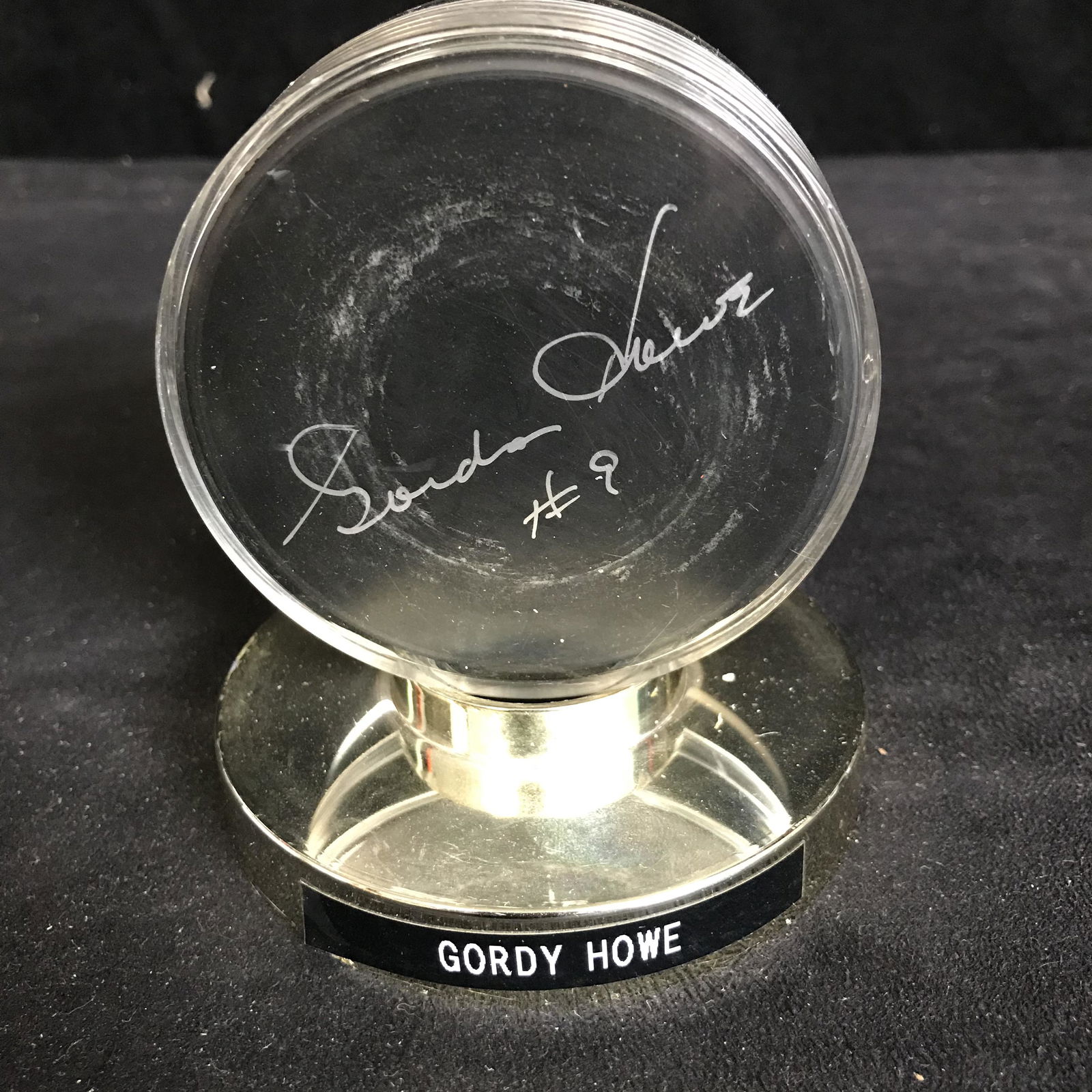 GORDIE HOWE AUTOGRAPHED PUCK (1 of 1)