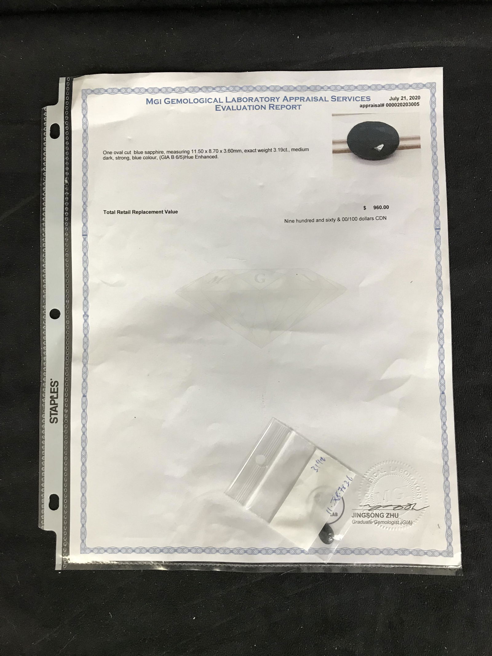 ONE OVAL CUT BLUE SAPPHIRE Medium Dark strong Blue (1 of 3)