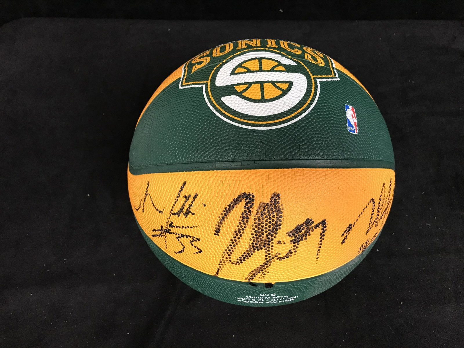 SEATTLE SUPERSONICS TEAM SIGNED BASKETBALL (1 of 4)