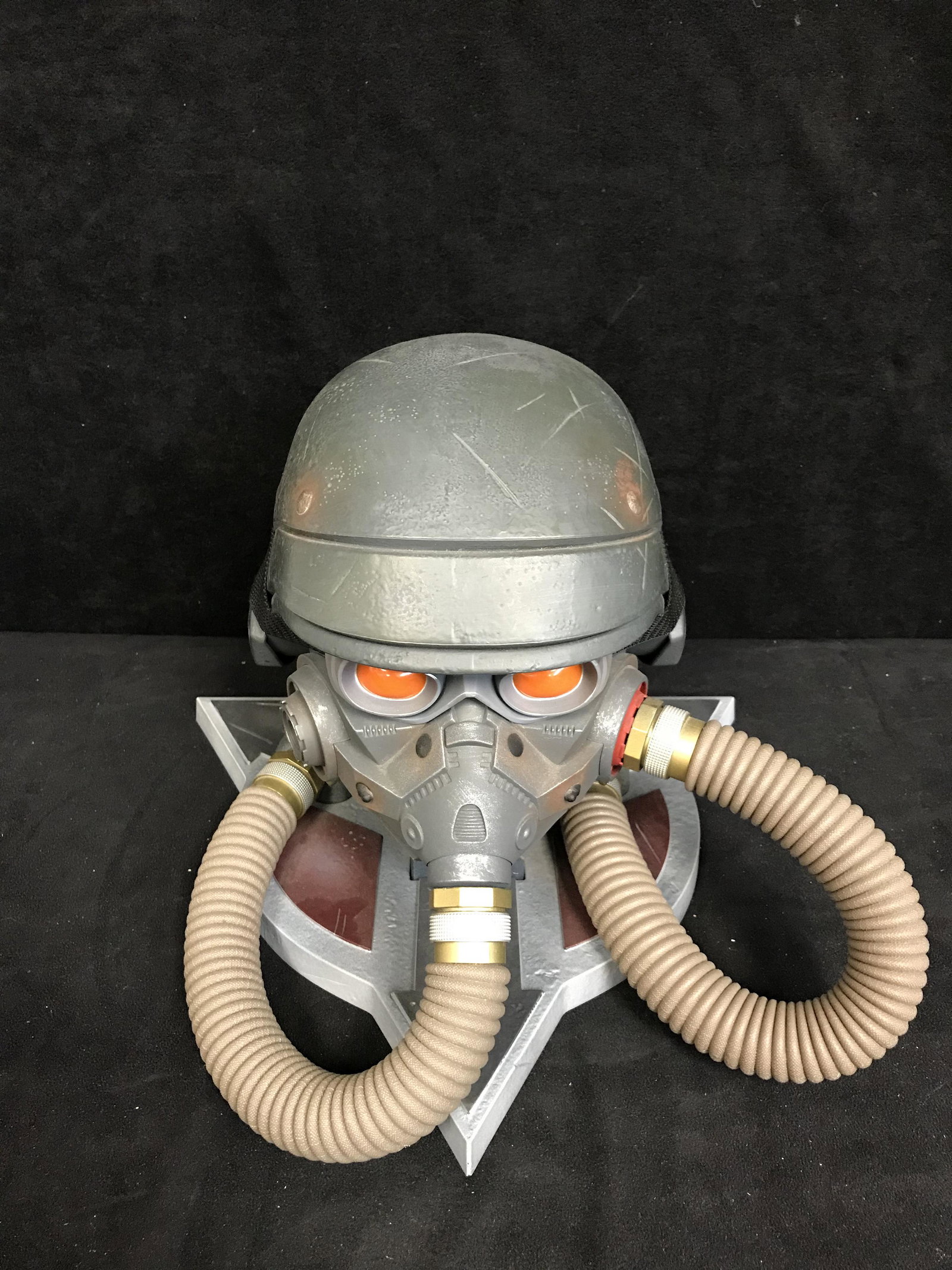 Killzone 3 Helghast Gas Mask Helmet Limited Edition: Killzone 3 Helghast Gas Mask Helmet Limited Edition Display Storage Case