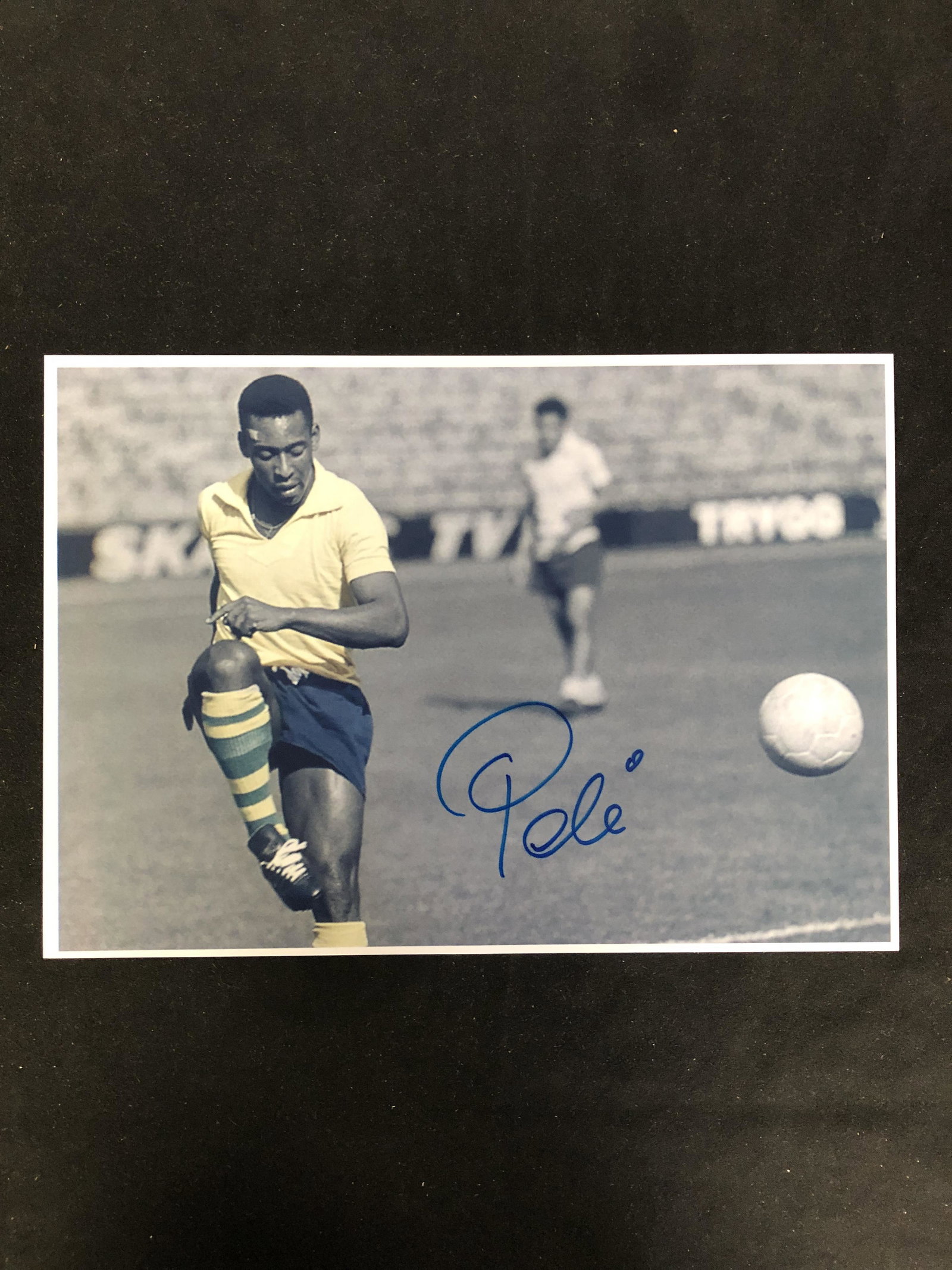 PELE SIGNED 8X10 PHOTO (REAL AUTHENTIC COA): PELE SIGNED 8X10 PHOTO (REAL AUTHENTIC COA)