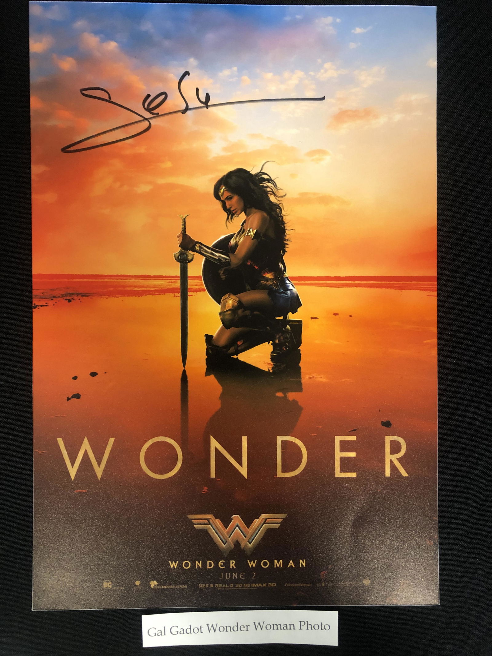 GAL GADOT SIGNED WONDER WOMAN 8 X 10 ( REAL AUTHENTIC C (1 of 3)