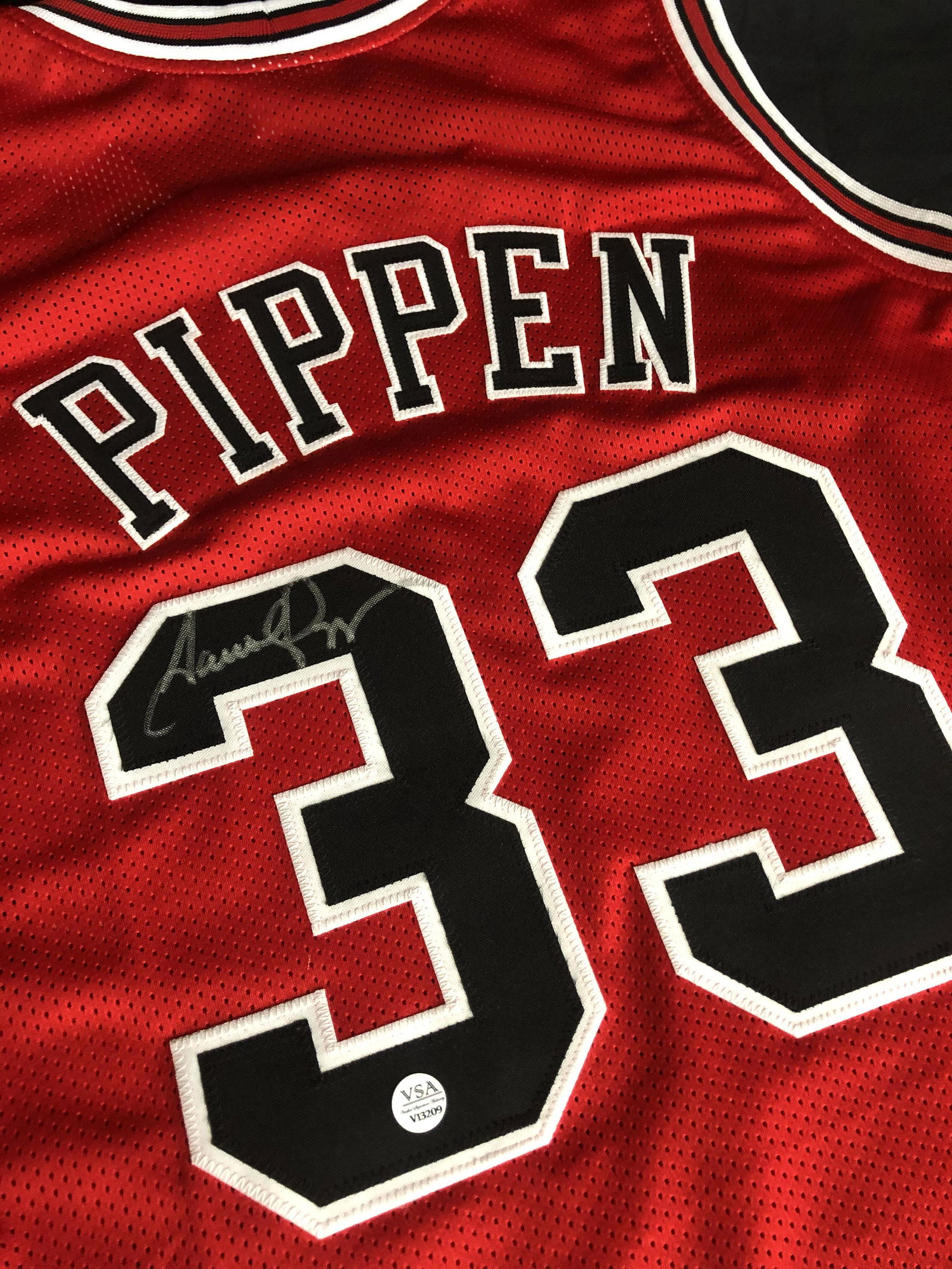 SCOTTIE PIPPEN SIGNED BULLS JERSEY (VSA HOLOGRAM) (1 of 3)